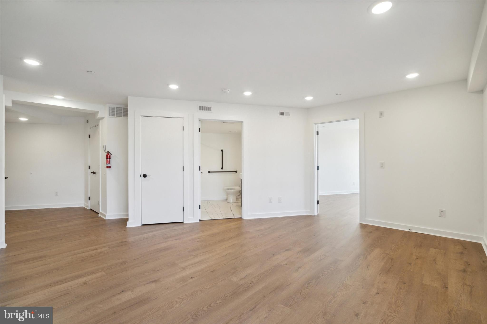 POINT BREEZE - Commercial Sale