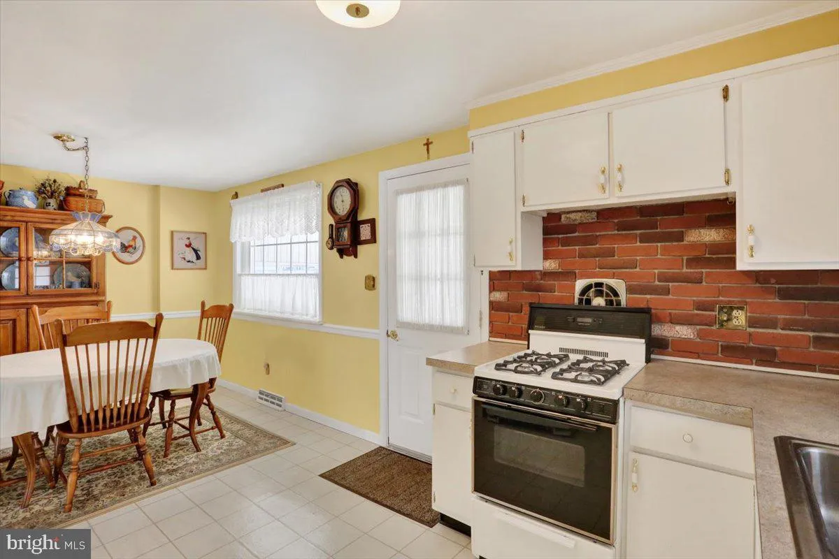 Reading, Pennsylvania 19605, United States, 3 Bedrooms Bedrooms, ,2 BathroomsBathrooms,Residential,Pending,93281