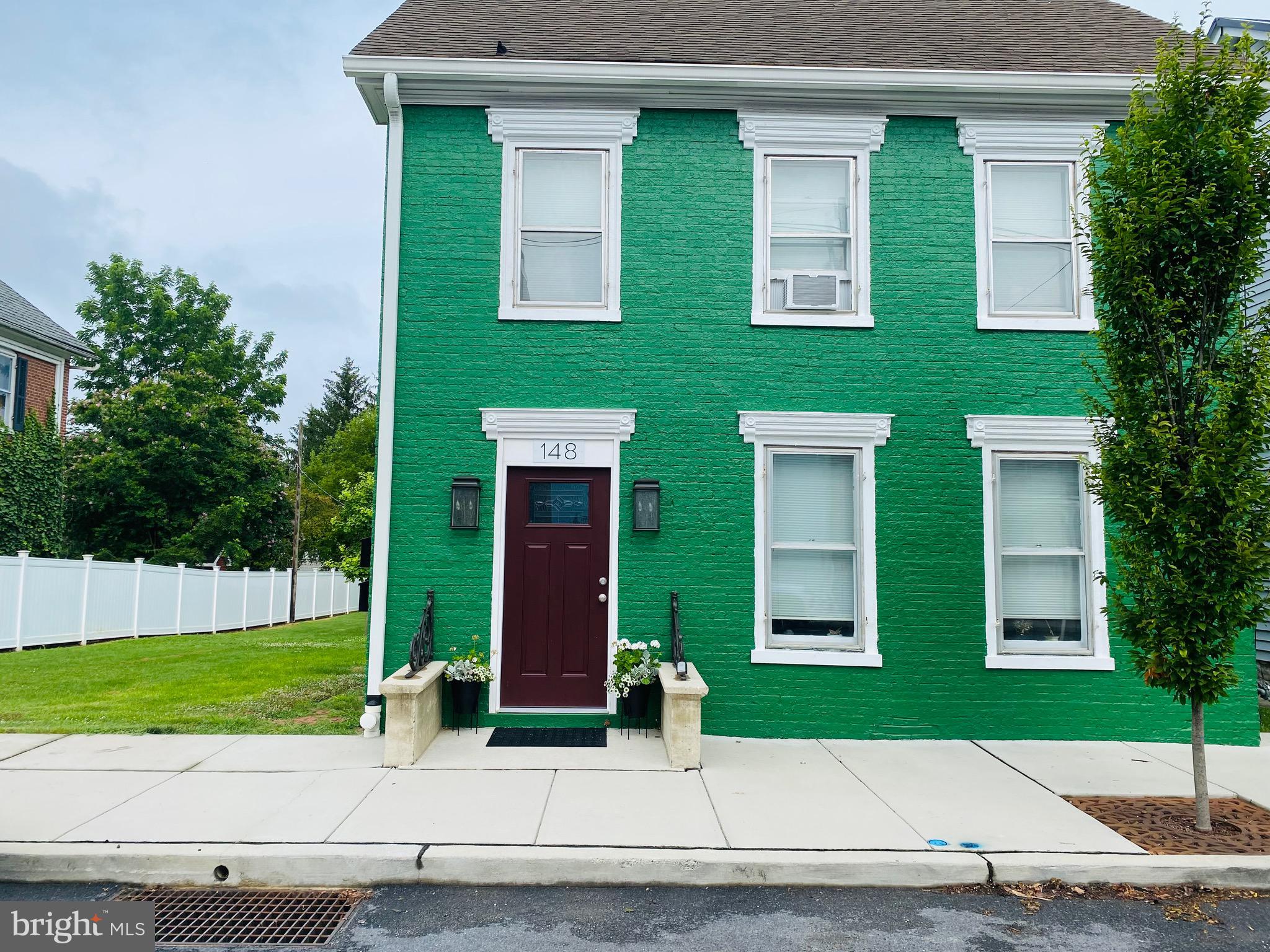 For Rent: 3 Bedroom, 1.5 Bath Home – Greencastle Boro | Prime Location | Huge Yard | Off-Street Parking
Spacious 3-bedroom, 1.5-bath home located in the heart of Greencastle Borough. Enjoy a large yard, perfect for entertaining or relaxing outdoors. Convenient off-street parking included. No smoking, no pets.