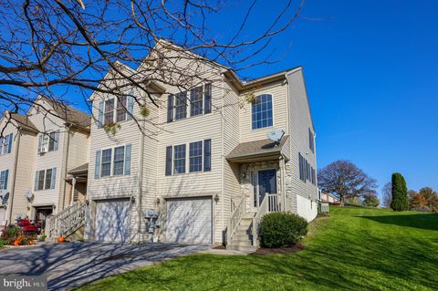 Photo of 29 Chickadee Circle, Leola, PA 17540 (MLS # PALA2043446)