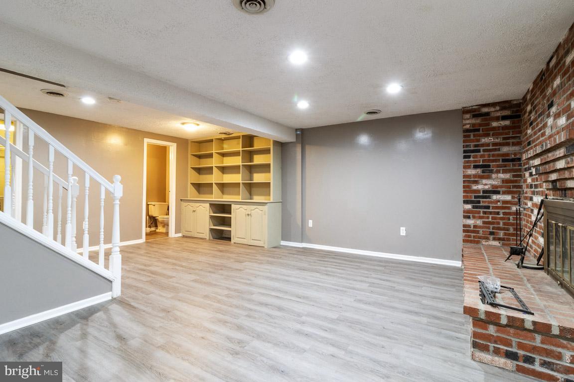 KINGS COURT - Residential Lease