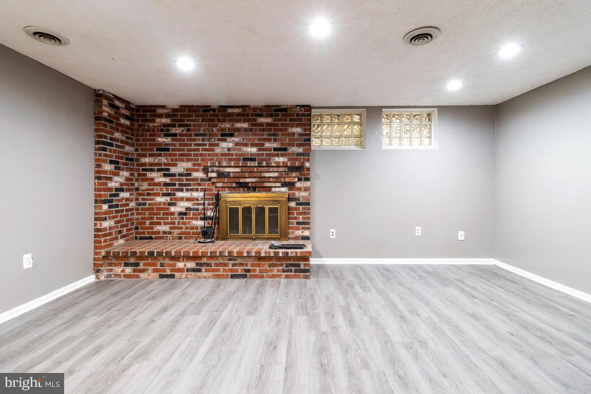 KINGS COURT - Residential Lease