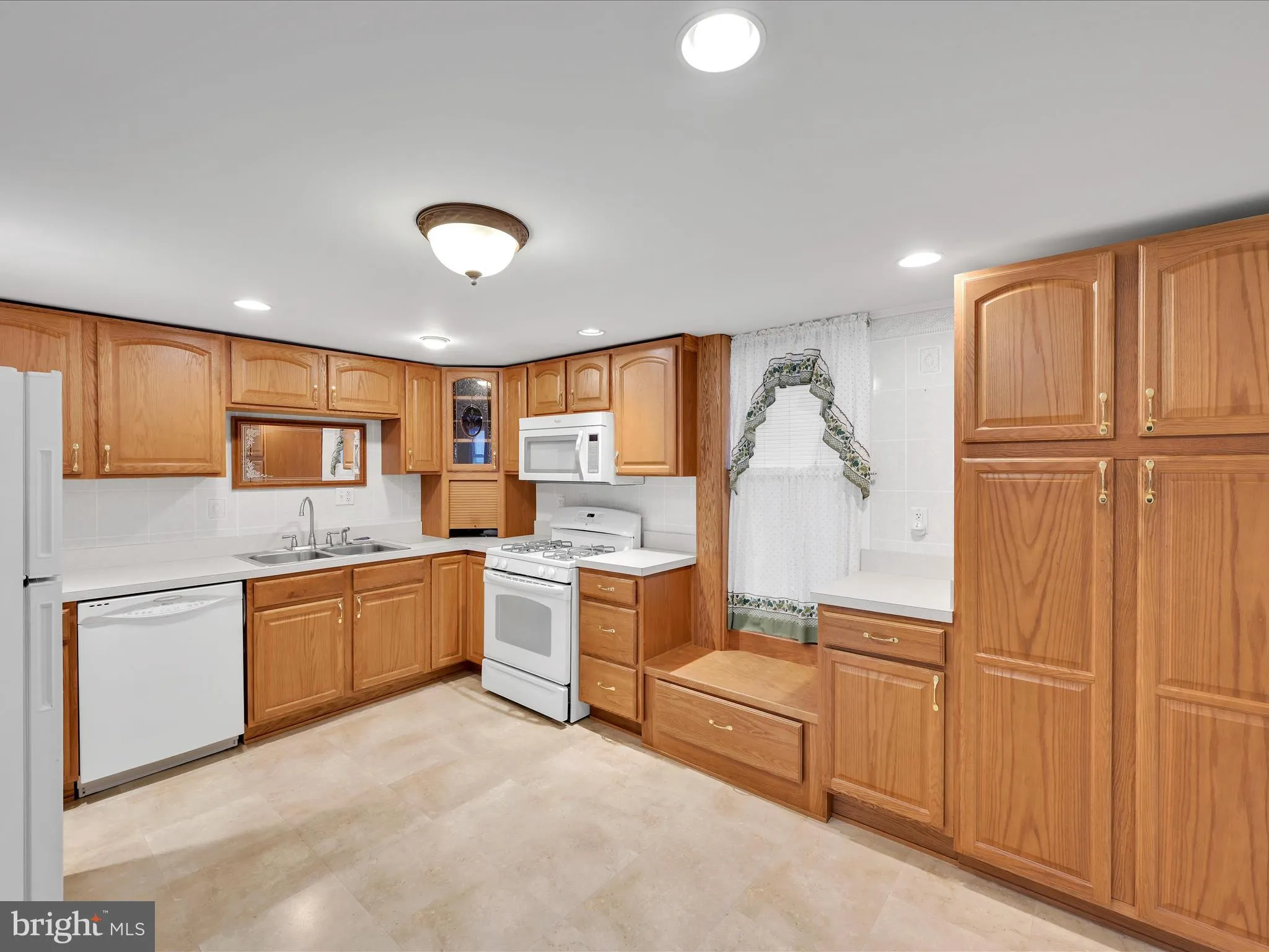 Minersville, Pennsylvania 17954, United States, 3 Bedrooms Bedrooms, ,1 BathroomBathrooms,Residential,Pending,214114