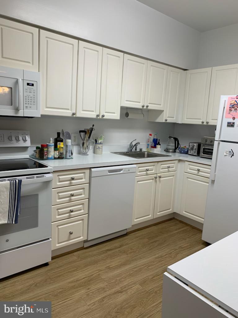 VANTAGE POINT EAST @ LEISURE WORLD - Residential