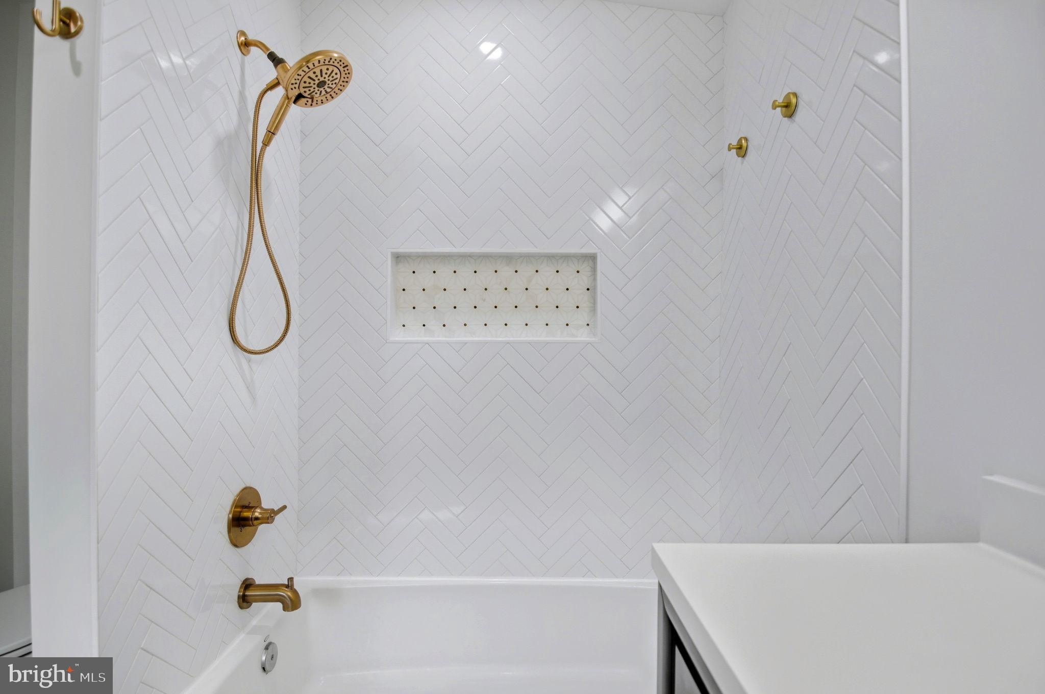 RAYMONDALE - Residential Lease