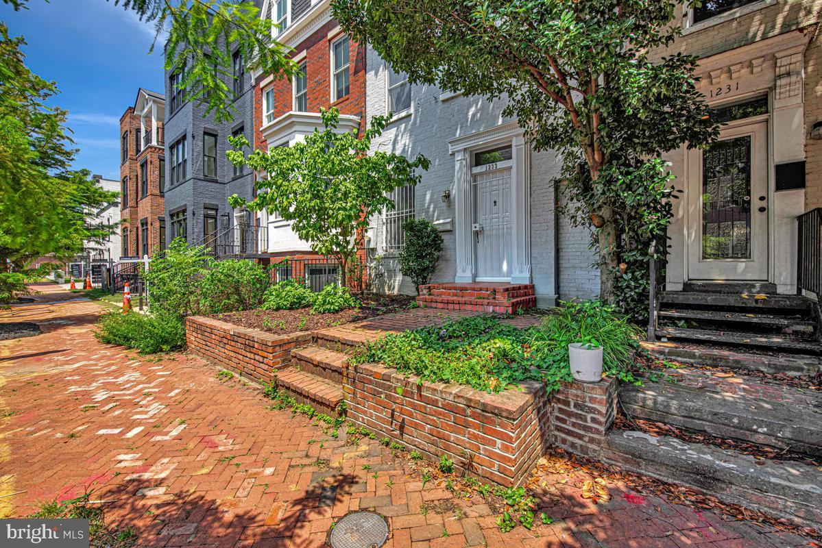 1233 4TH STREET NW
