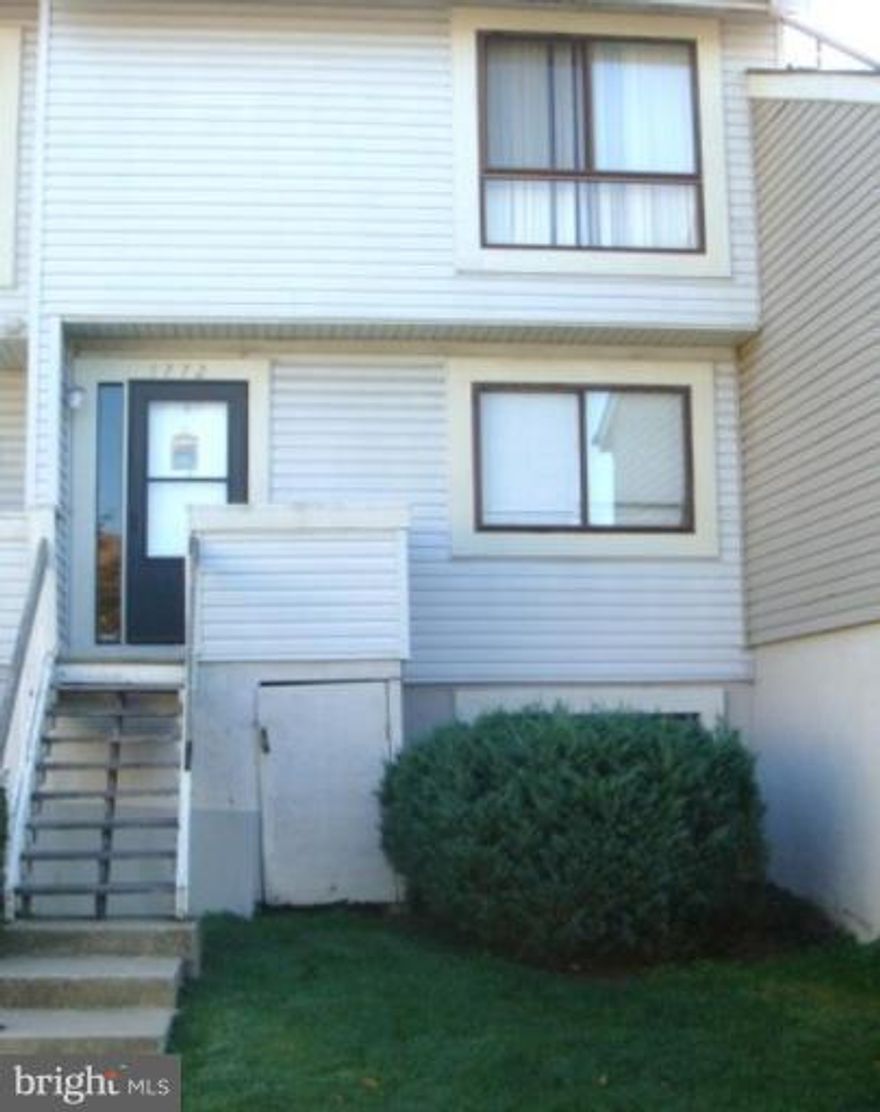 Remodel.. Large Bright/sunny 2 level townhouse/condo with 3 bedrooms and 2.5 baths. Kitchen and seperate dining room have ceramic tile floors with granite counter top. New paint new carpet, new light fixture...Etc.. Sliding doors lead to large balcony.Minutes to Ft Belvoir, George Washington PKW.