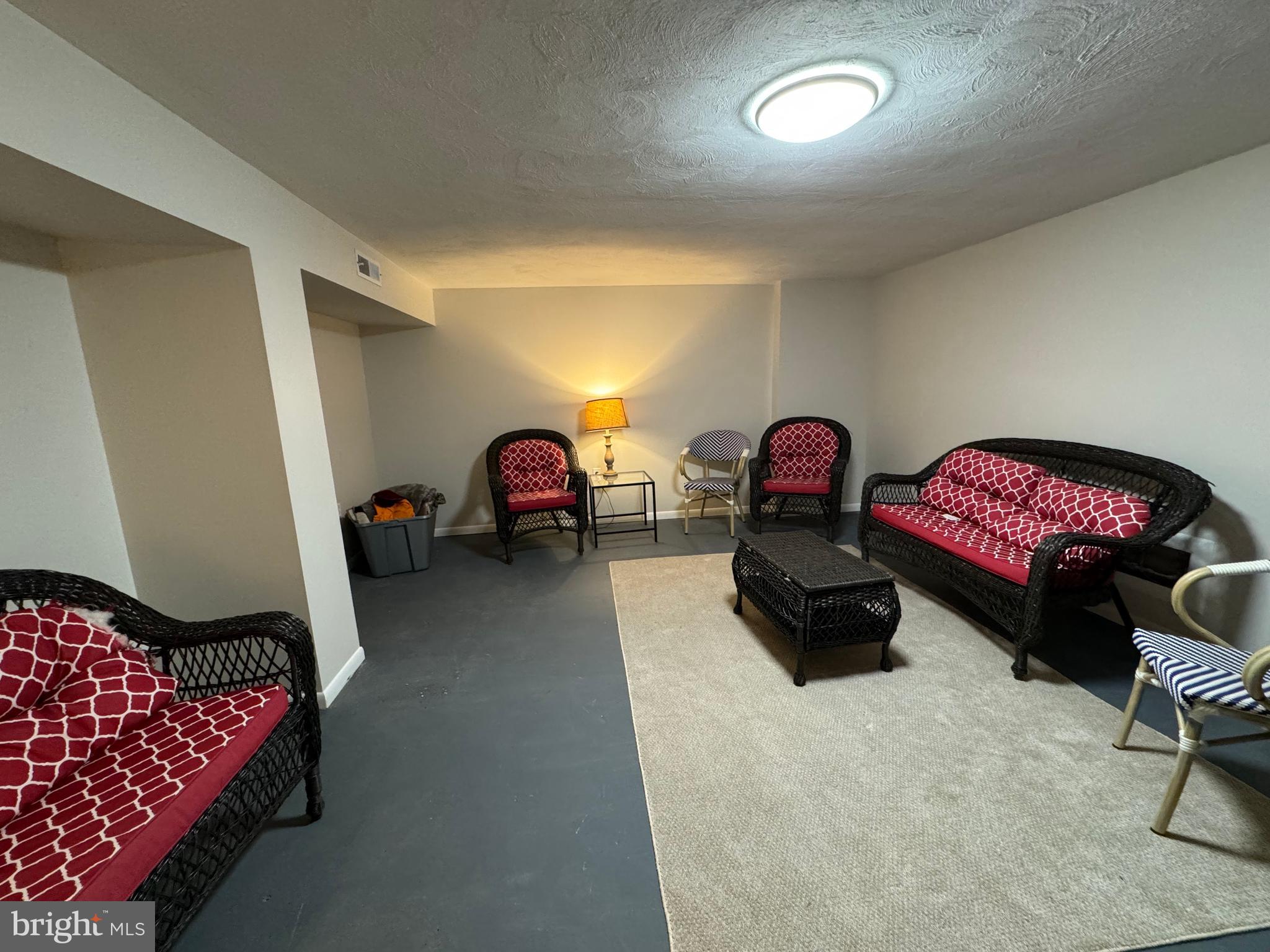 PRESIDENTIAL ARMS - Residential