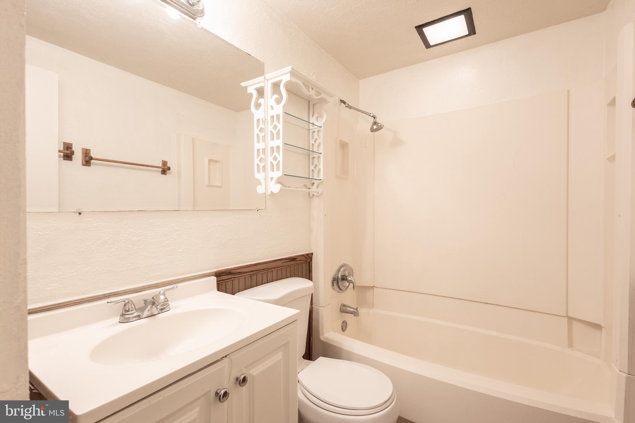 MONTGOMERY VILLAGE - Residential Lease