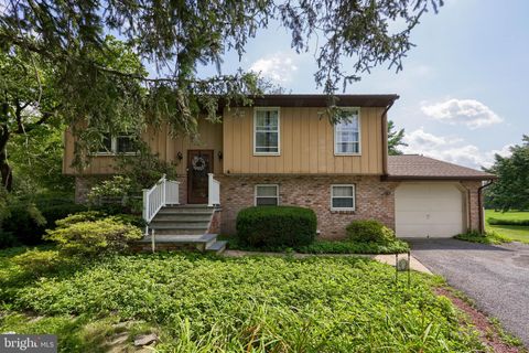 Photo of 925 Edinburgh Drive, LANCASTER, PA 17601 (MLS # PALA2073038)