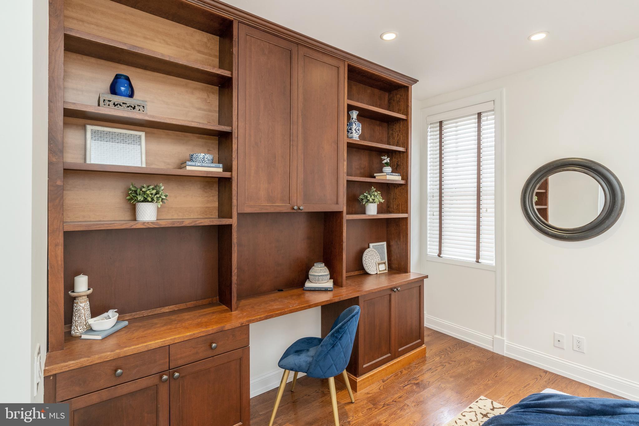 QUEEN VILLAGE - Residential