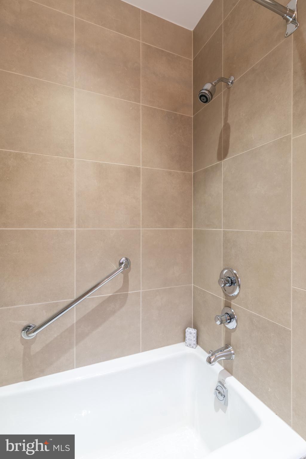 QUEEN VILLAGE - Residential