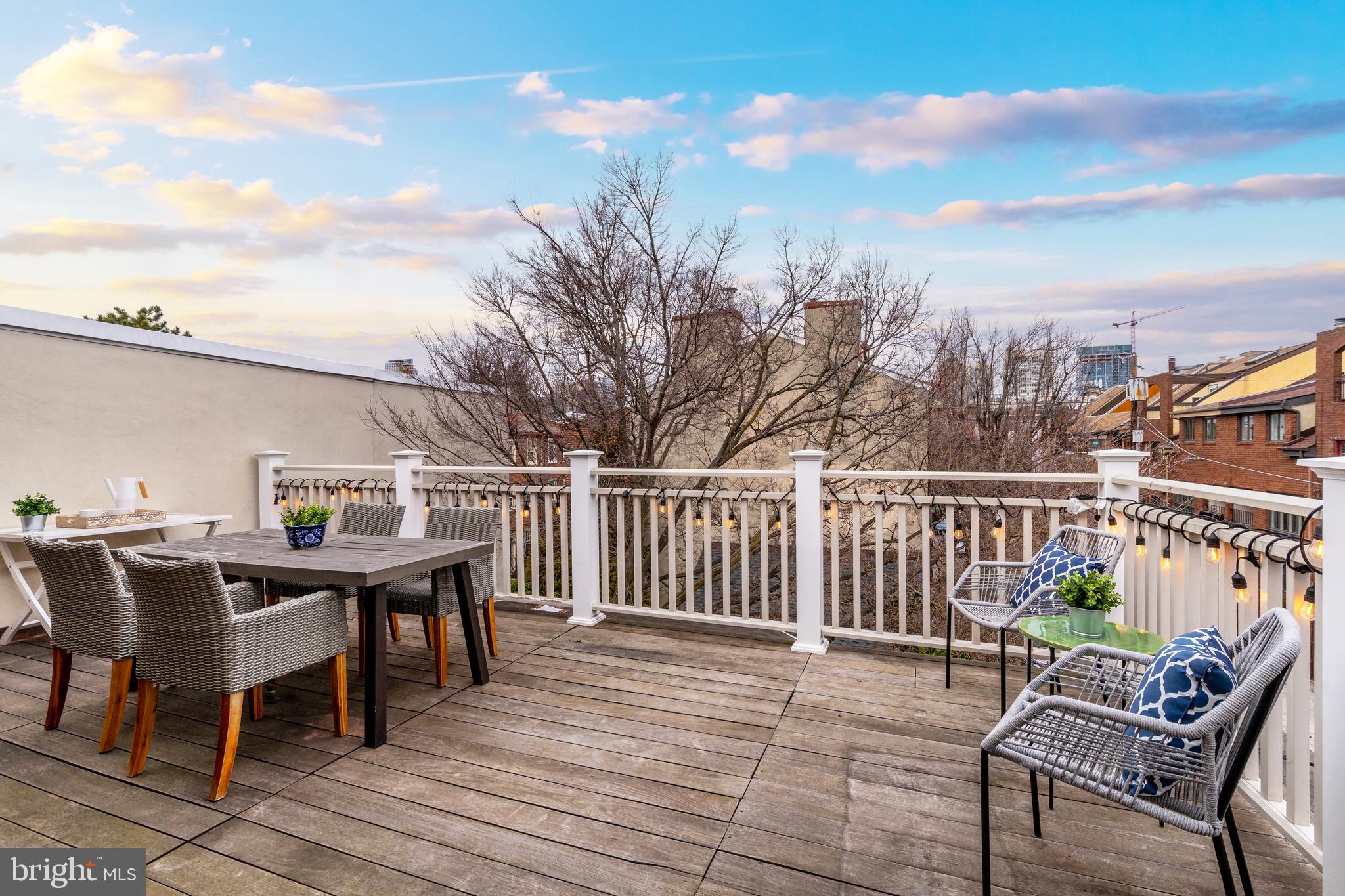 QUEEN VILLAGE - Residential