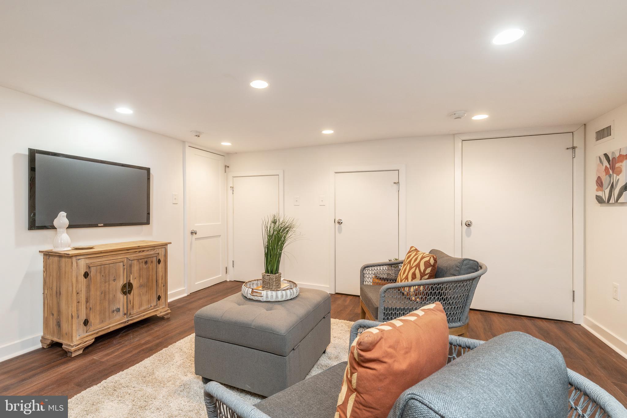 QUEEN VILLAGE - Residential