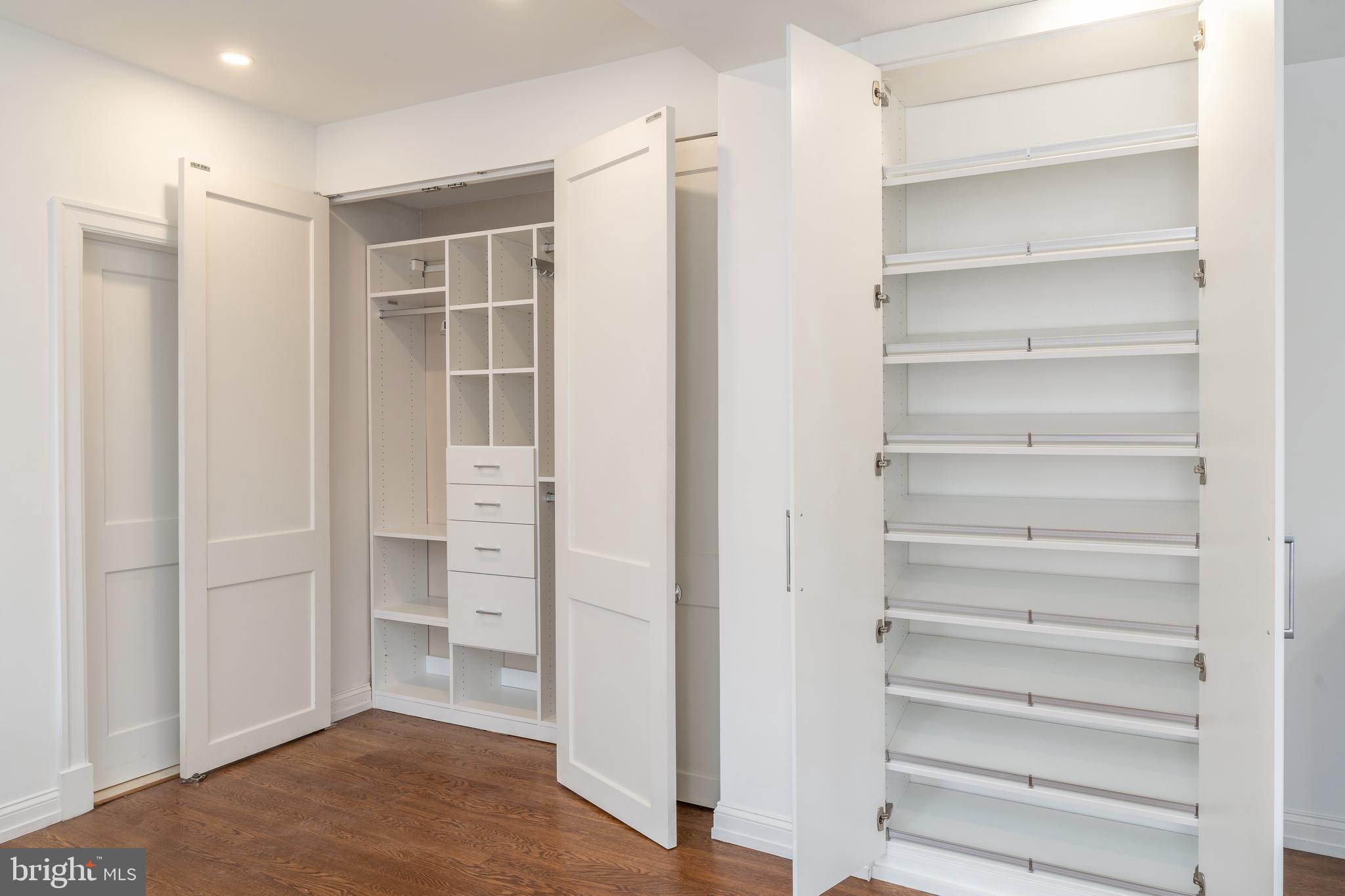 QUEEN VILLAGE - Residential