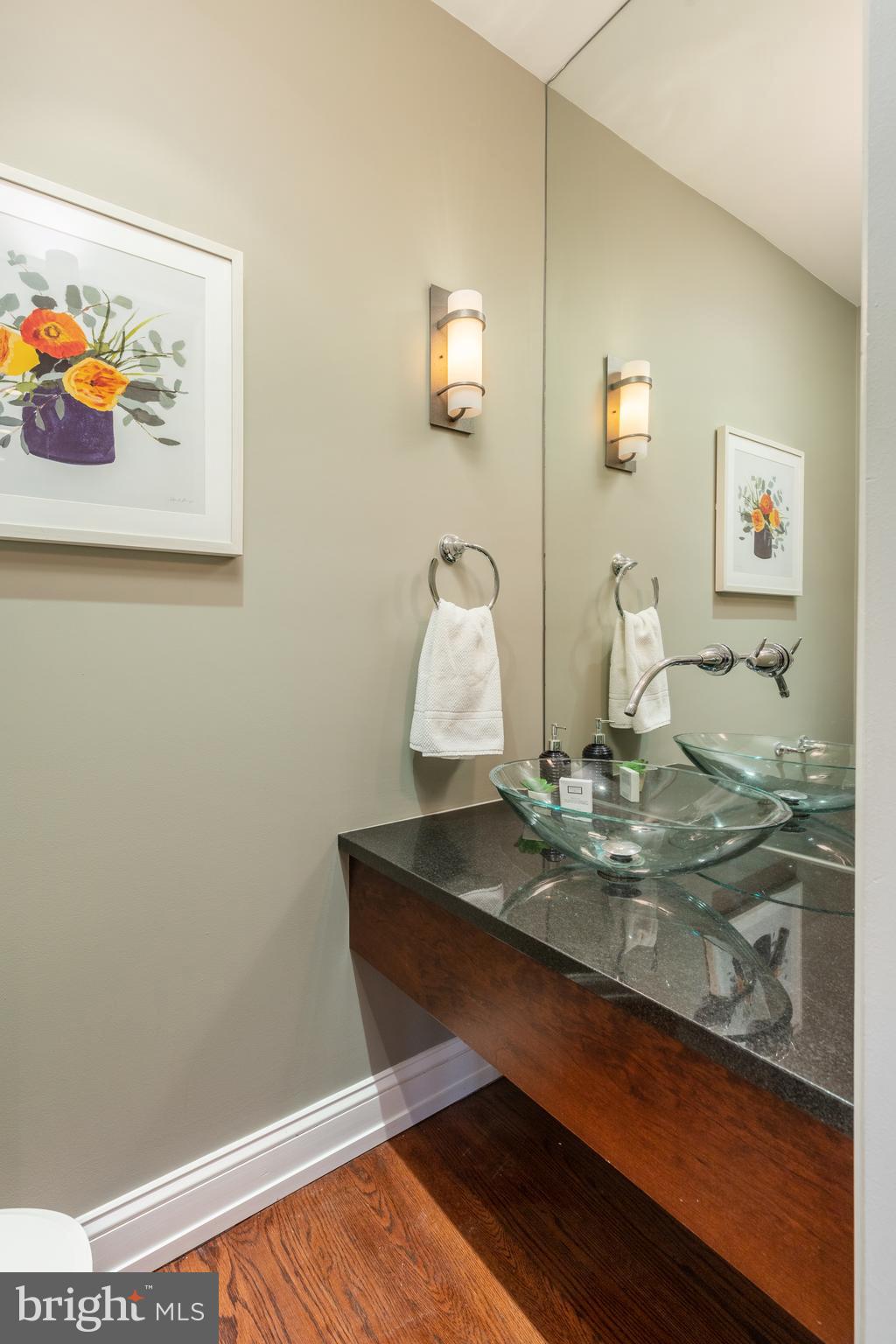 QUEEN VILLAGE - Residential