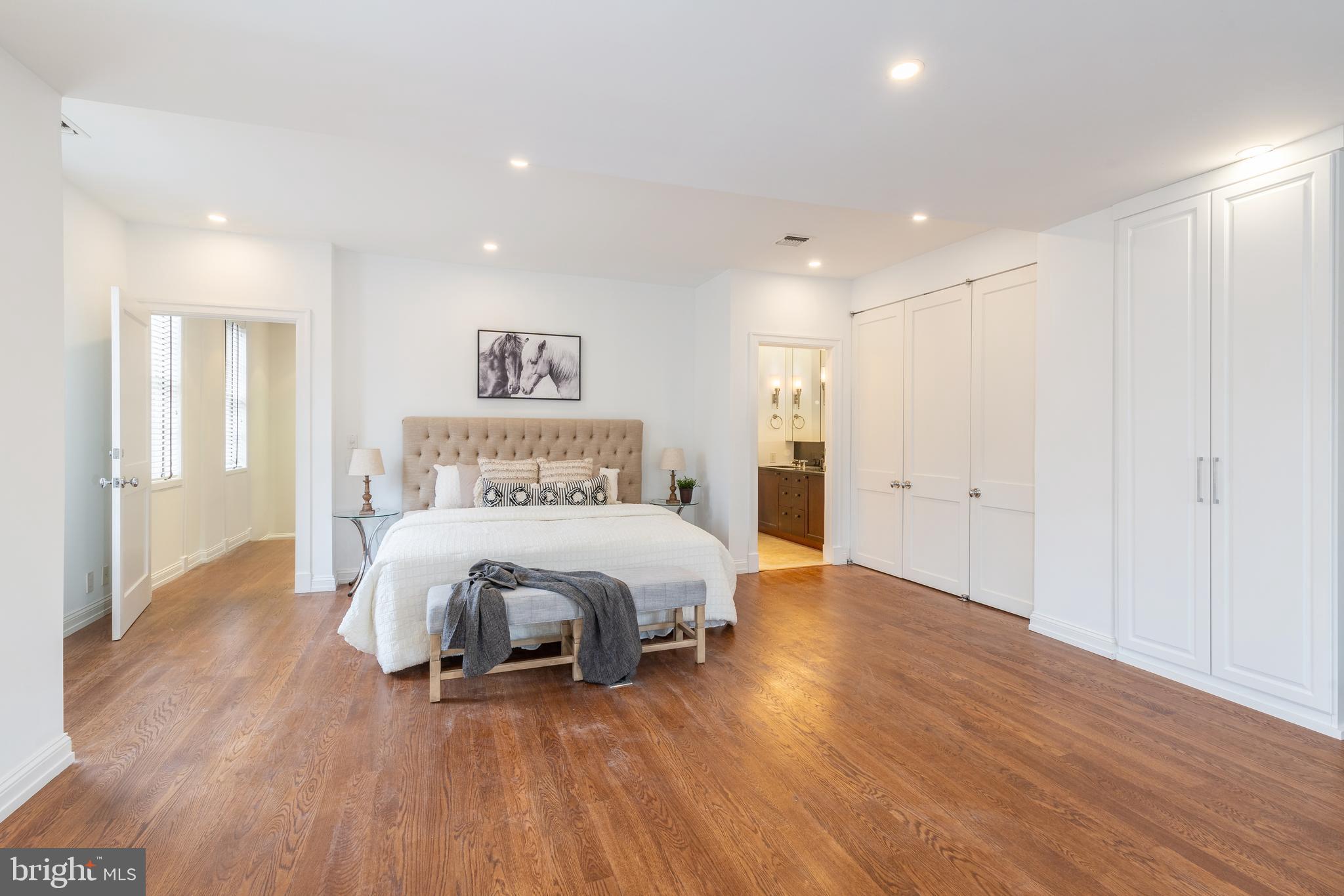 QUEEN VILLAGE - Residential