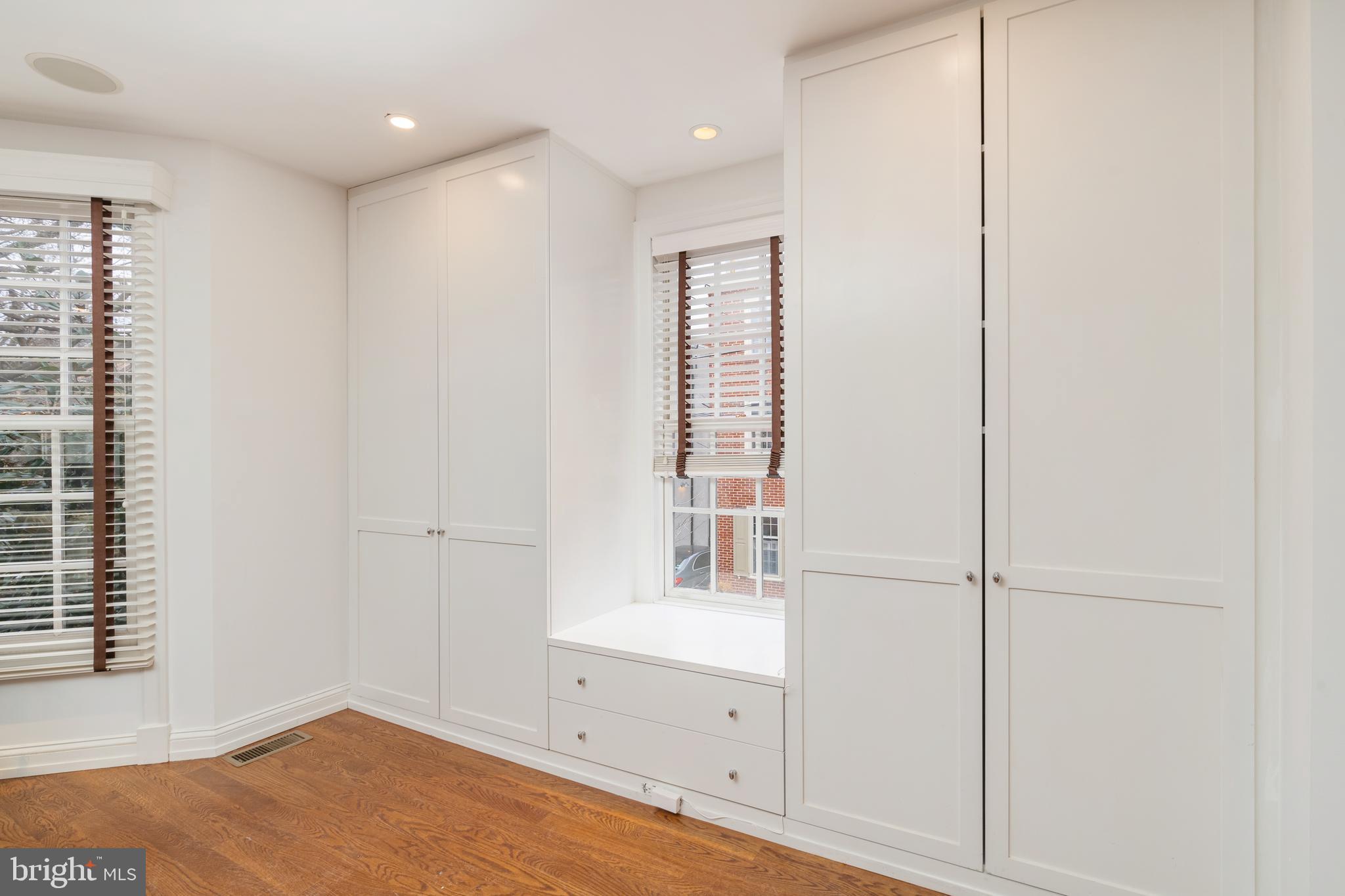 QUEEN VILLAGE - Residential