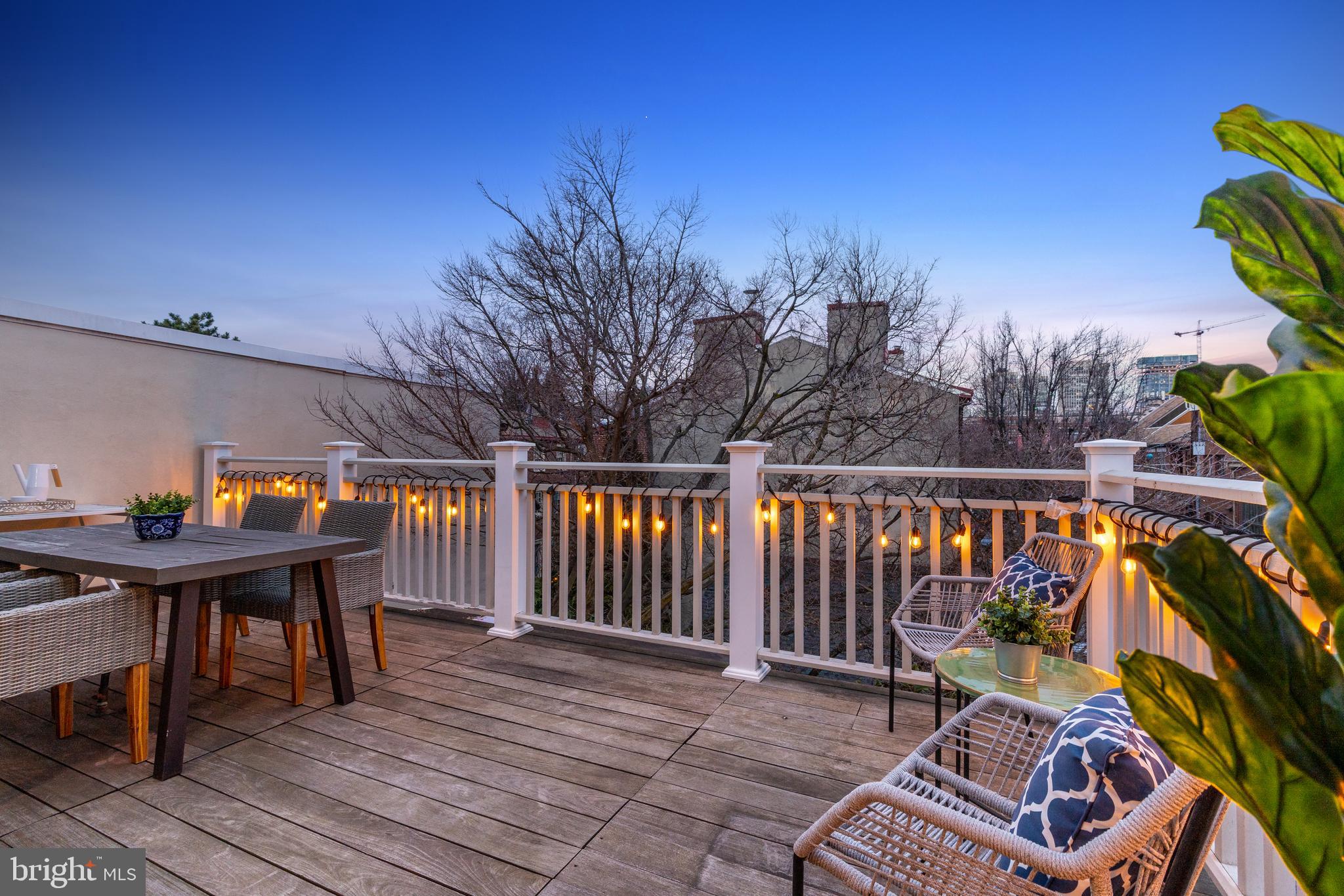 QUEEN VILLAGE - Residential