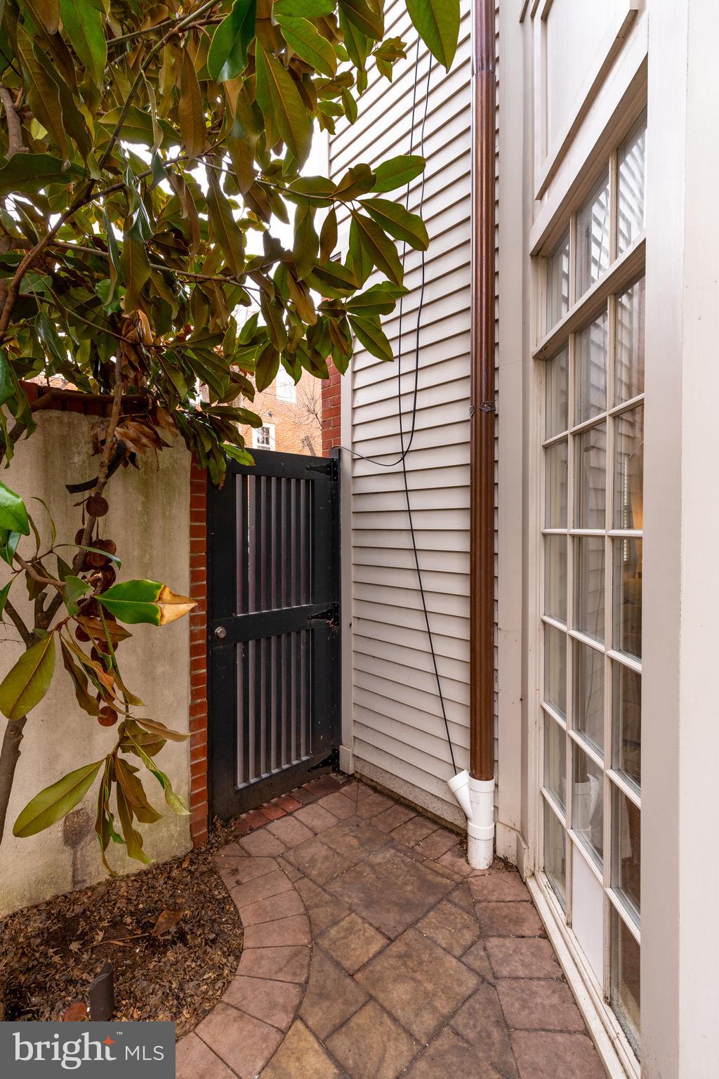 QUEEN VILLAGE - Residential