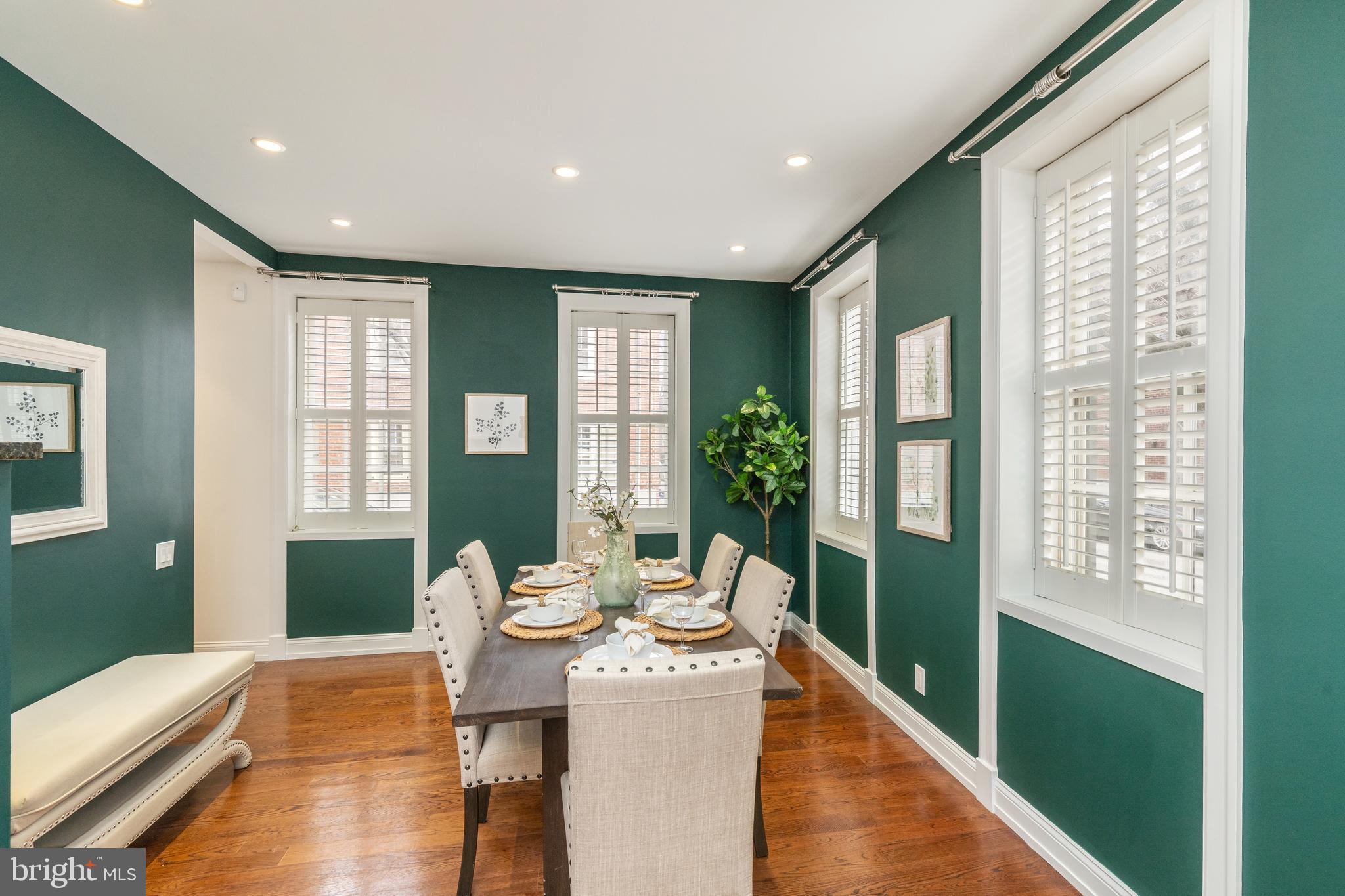 QUEEN VILLAGE - Residential