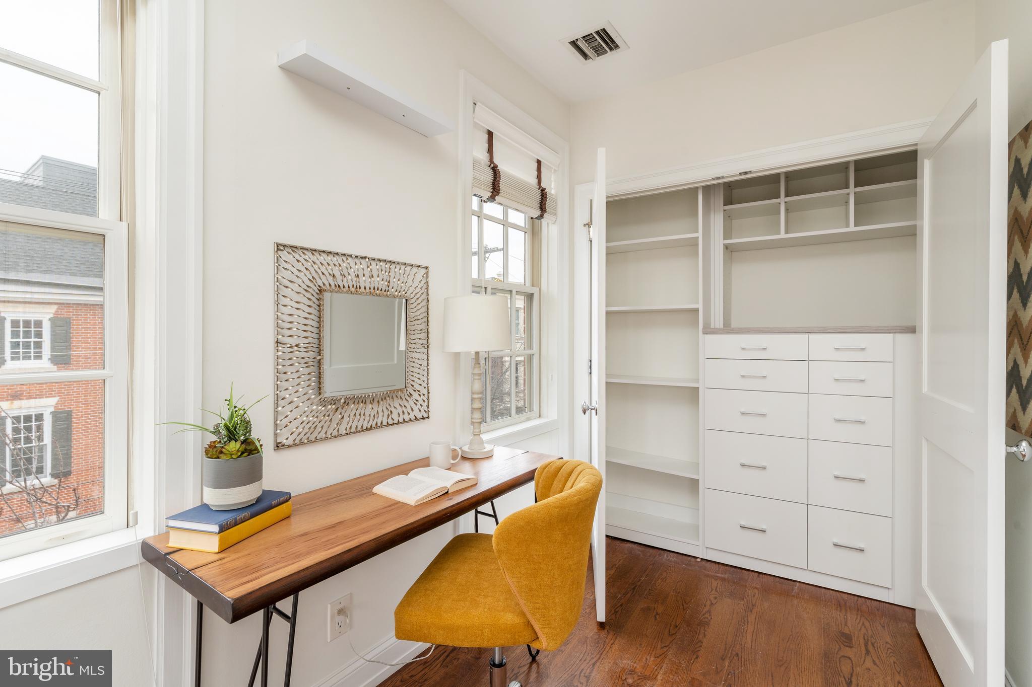 QUEEN VILLAGE - Residential