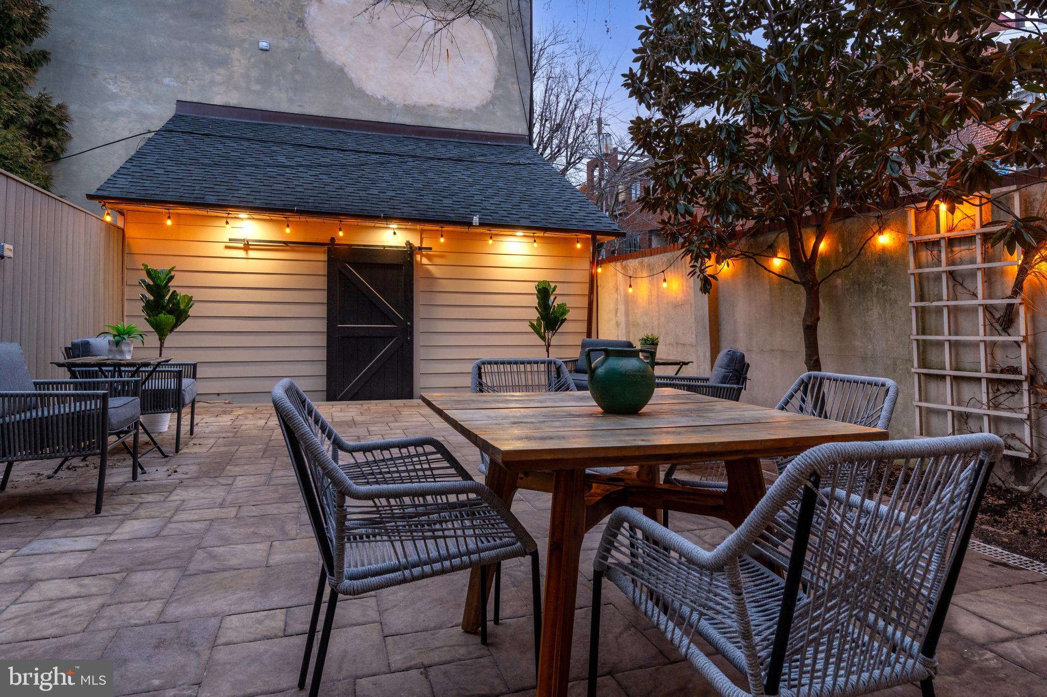 QUEEN VILLAGE - Residential