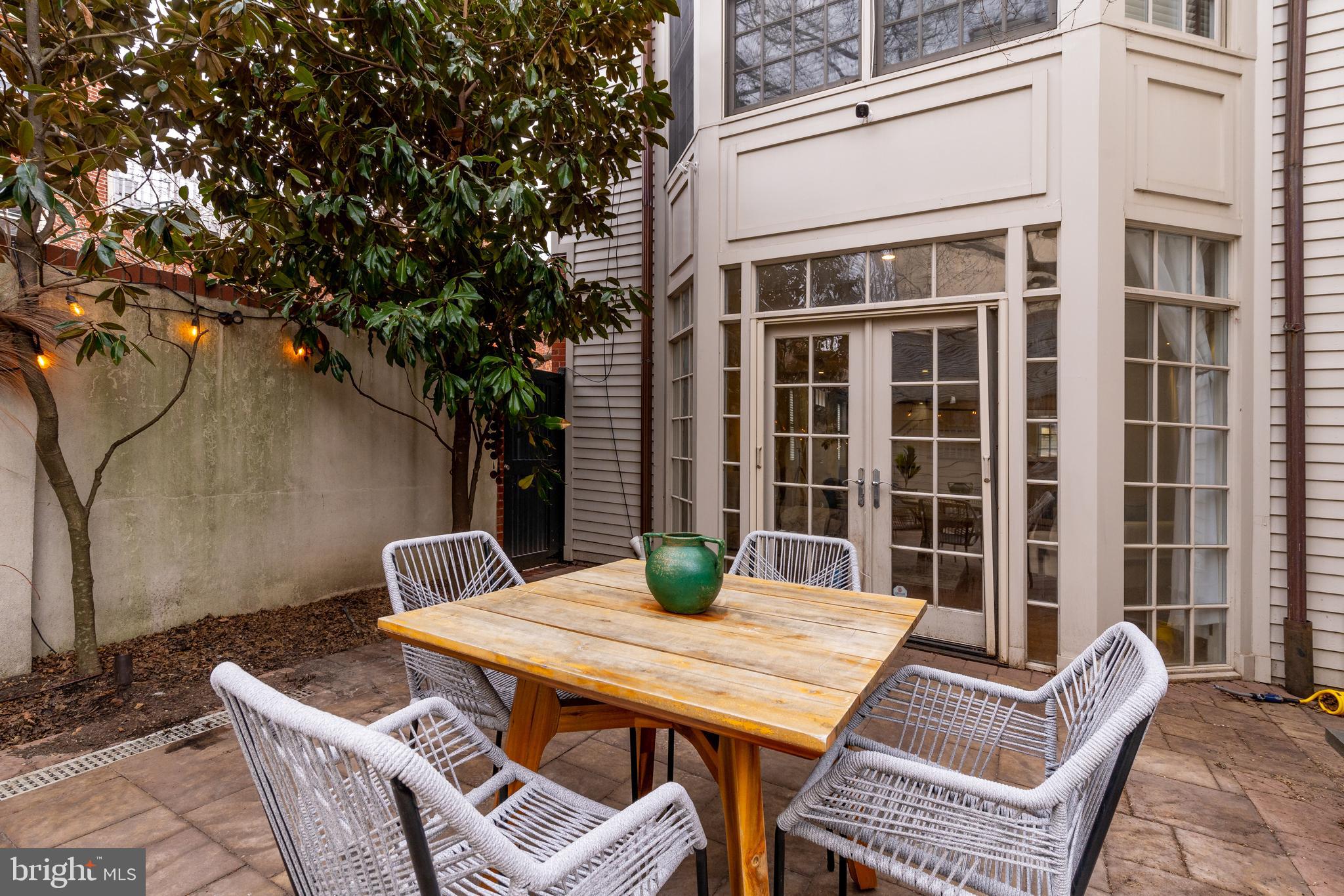 QUEEN VILLAGE - Residential