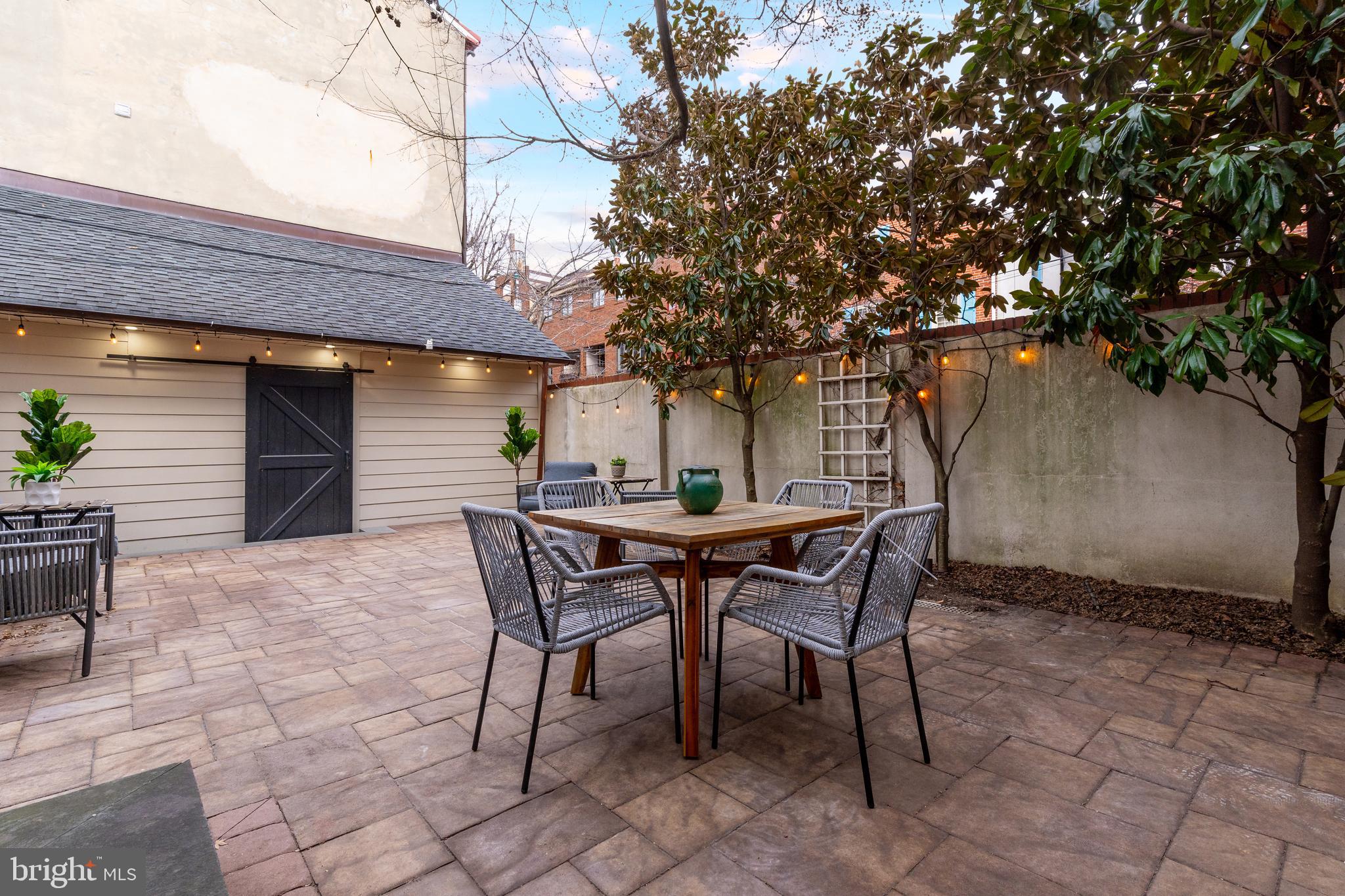 QUEEN VILLAGE - Residential