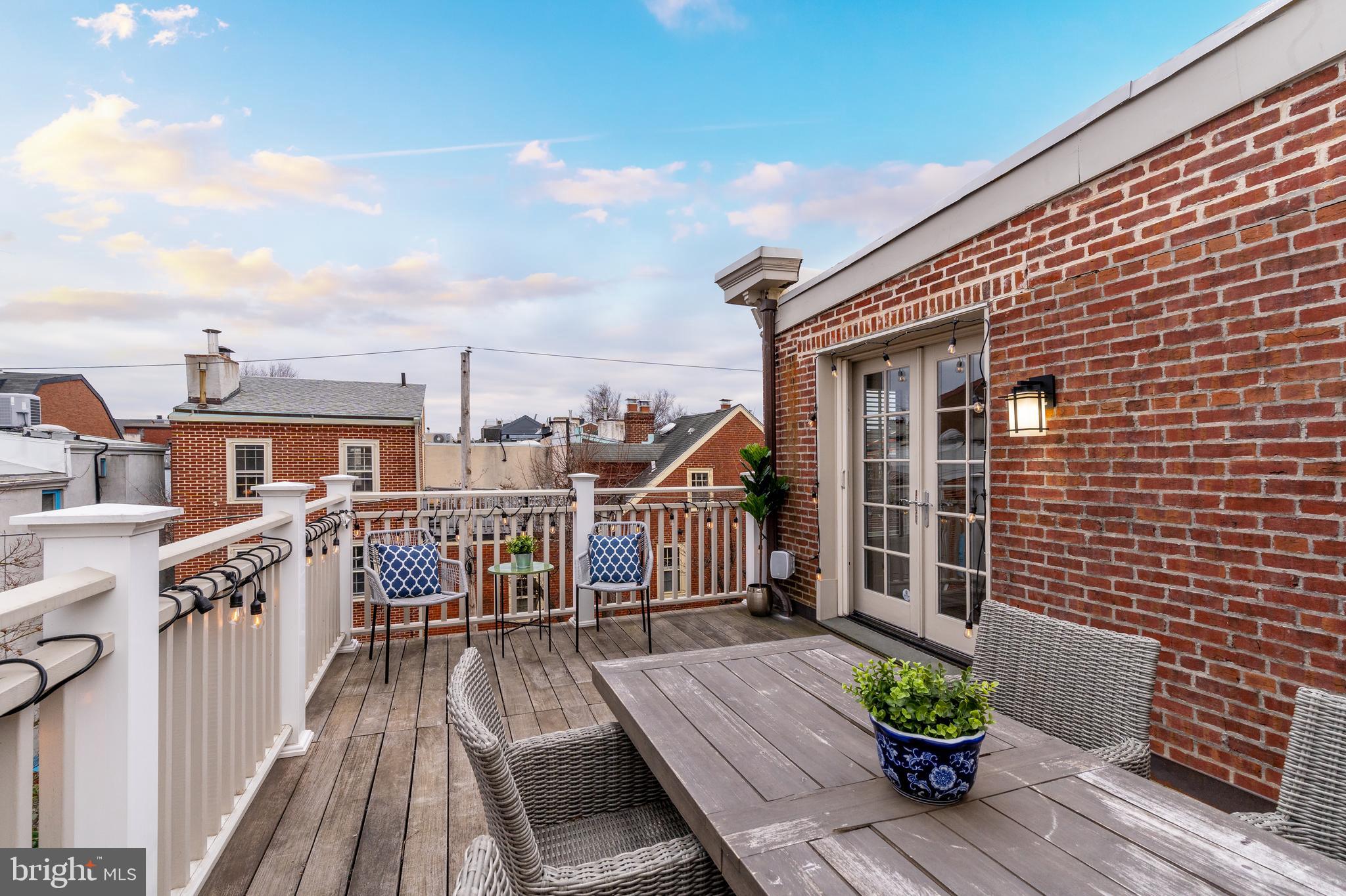 QUEEN VILLAGE - Residential