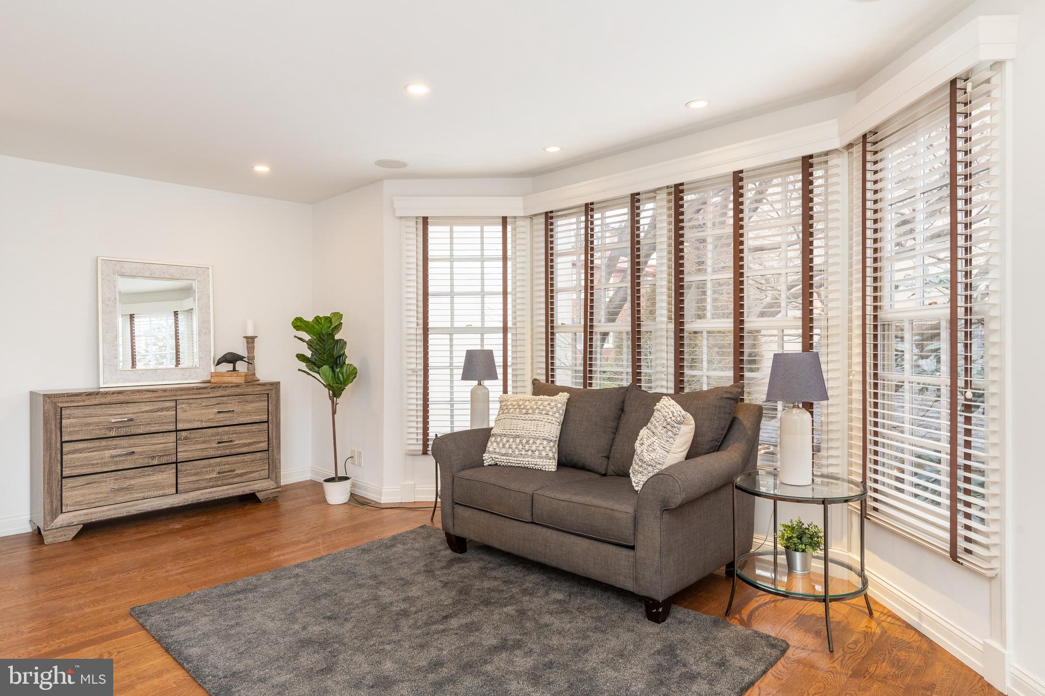 QUEEN VILLAGE - Residential