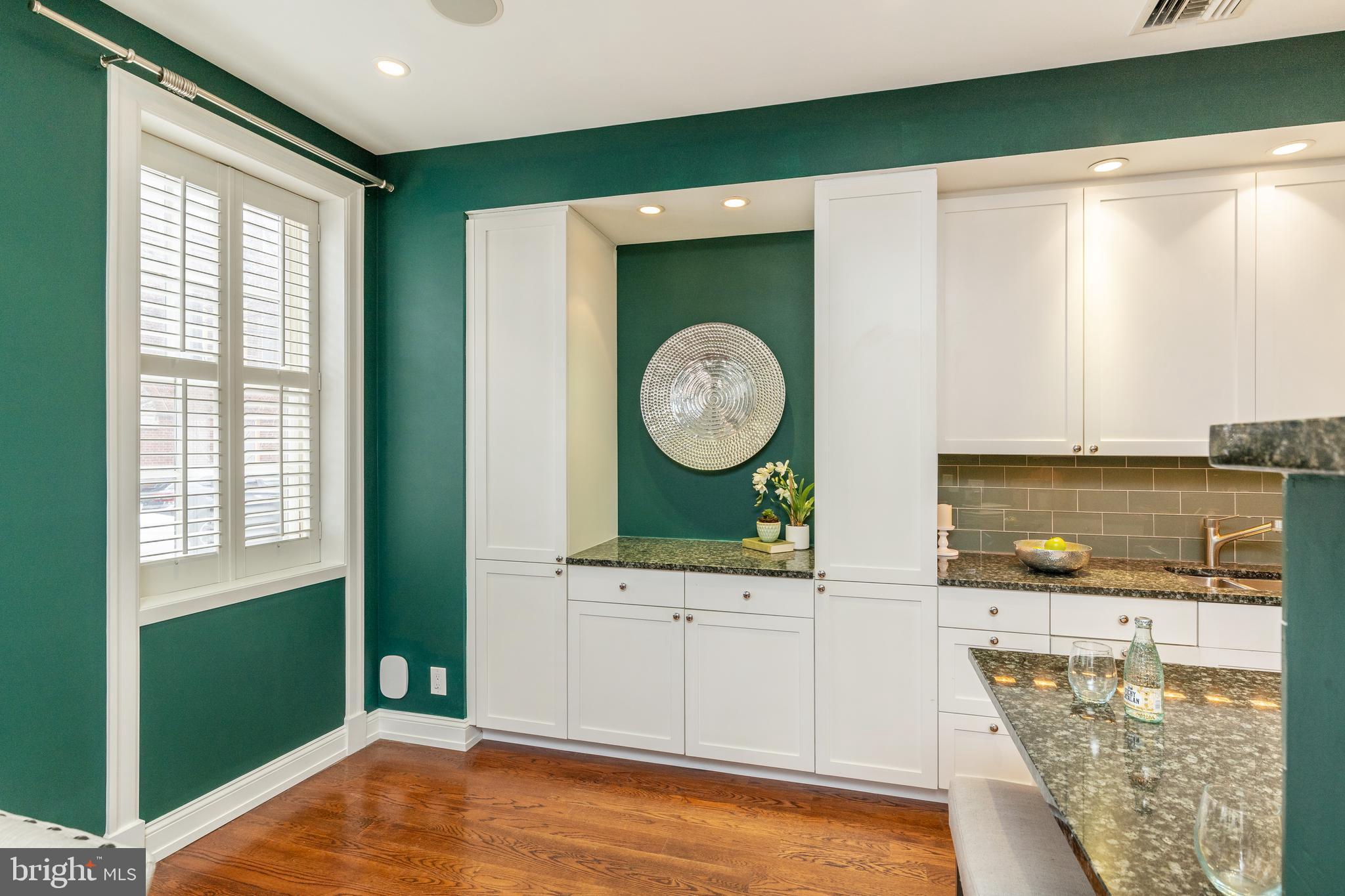 QUEEN VILLAGE - Residential