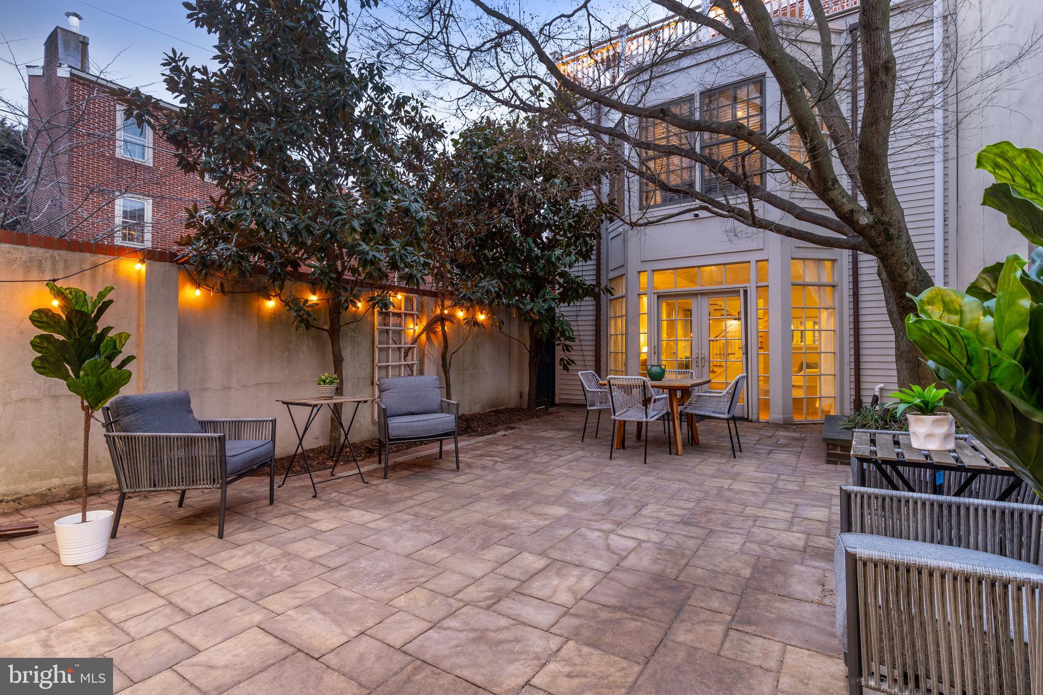 QUEEN VILLAGE - Residential