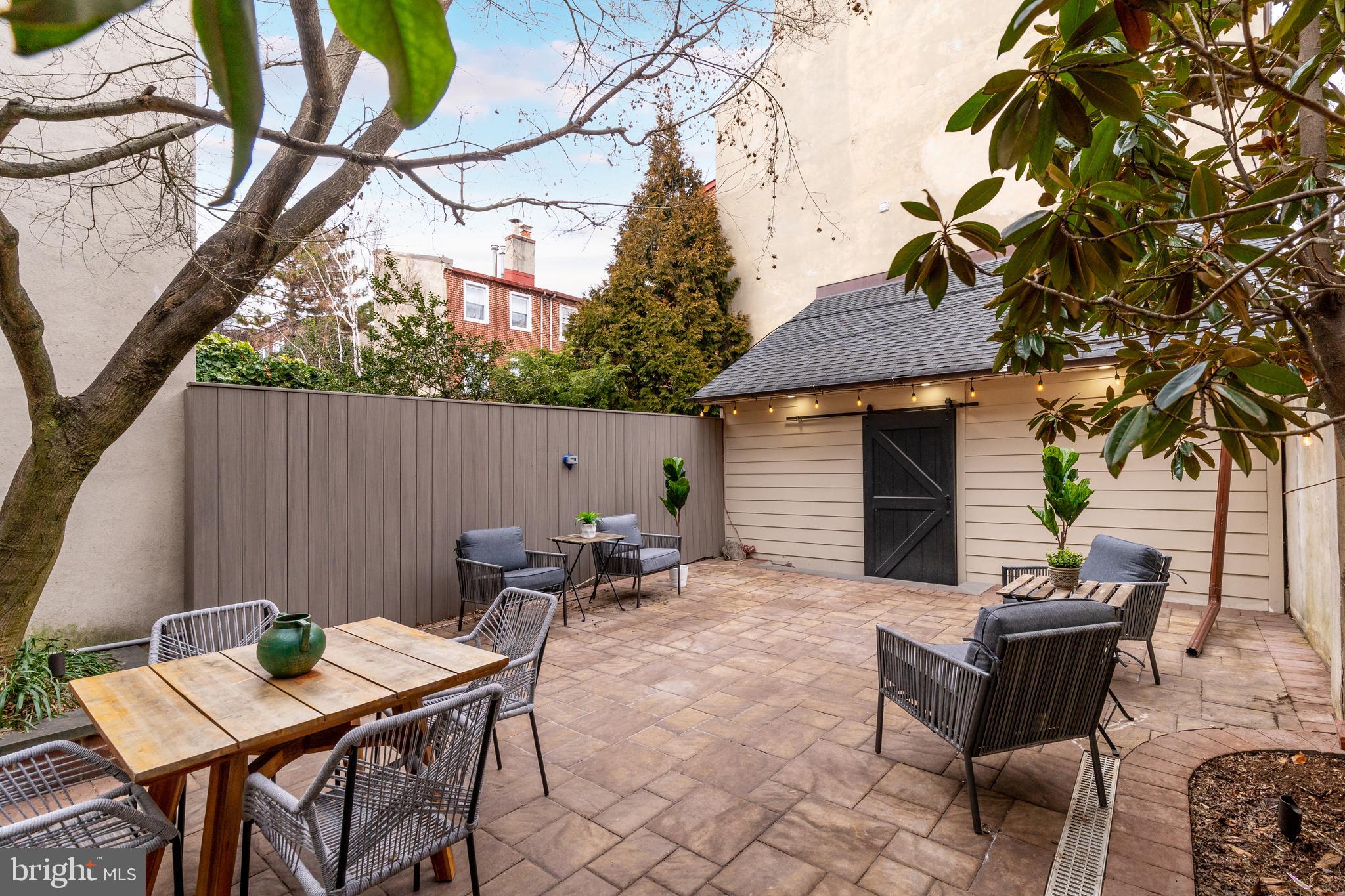 QUEEN VILLAGE - Residential