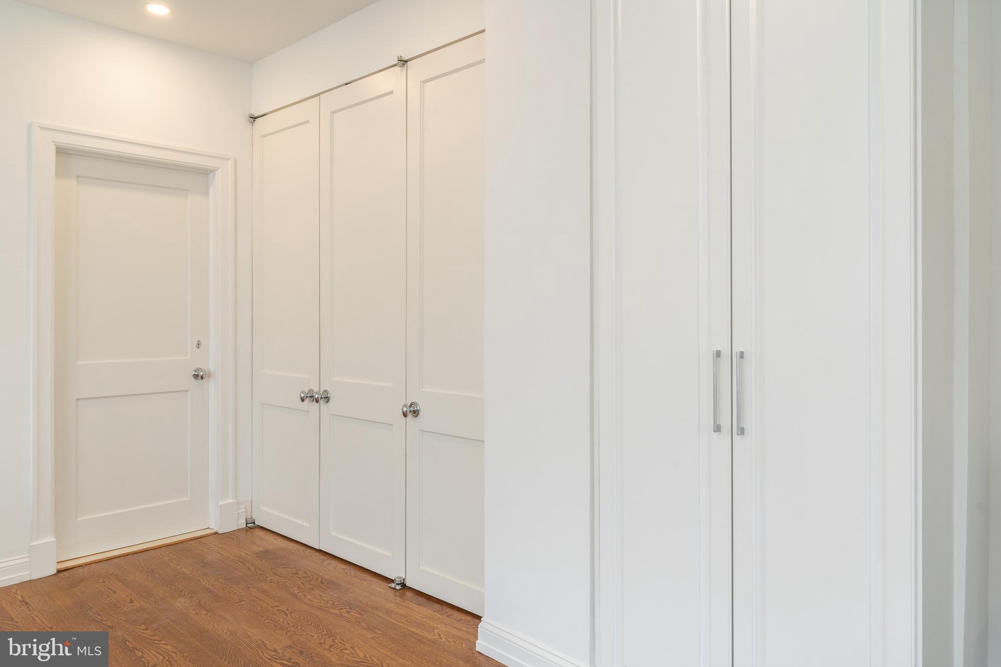 QUEEN VILLAGE - Residential