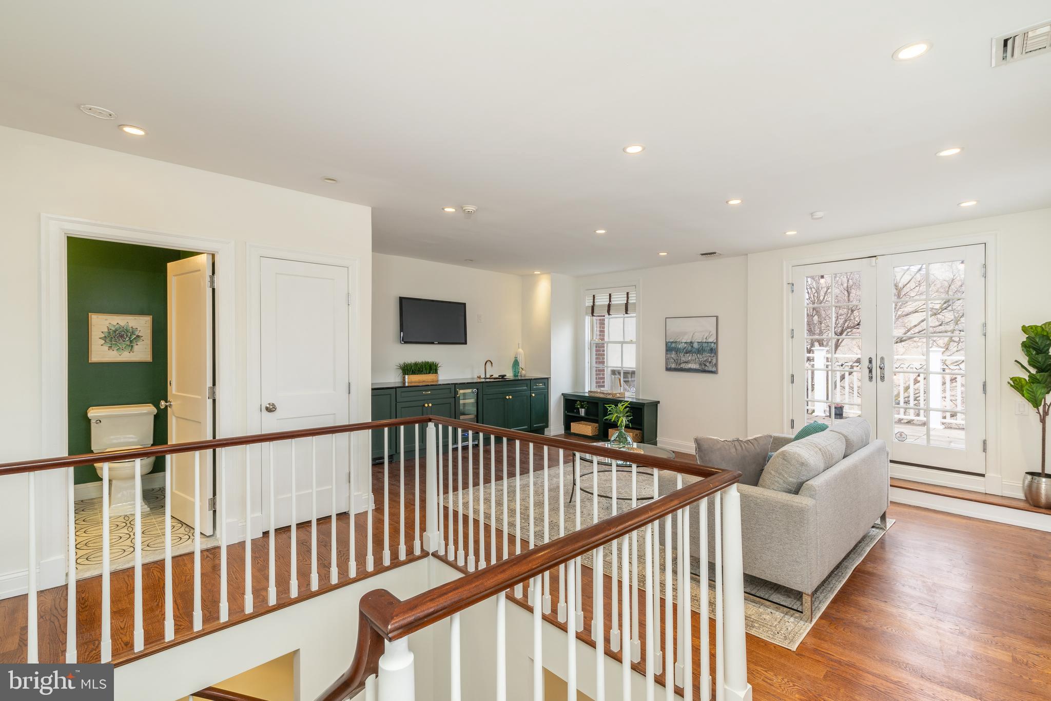 QUEEN VILLAGE - Residential