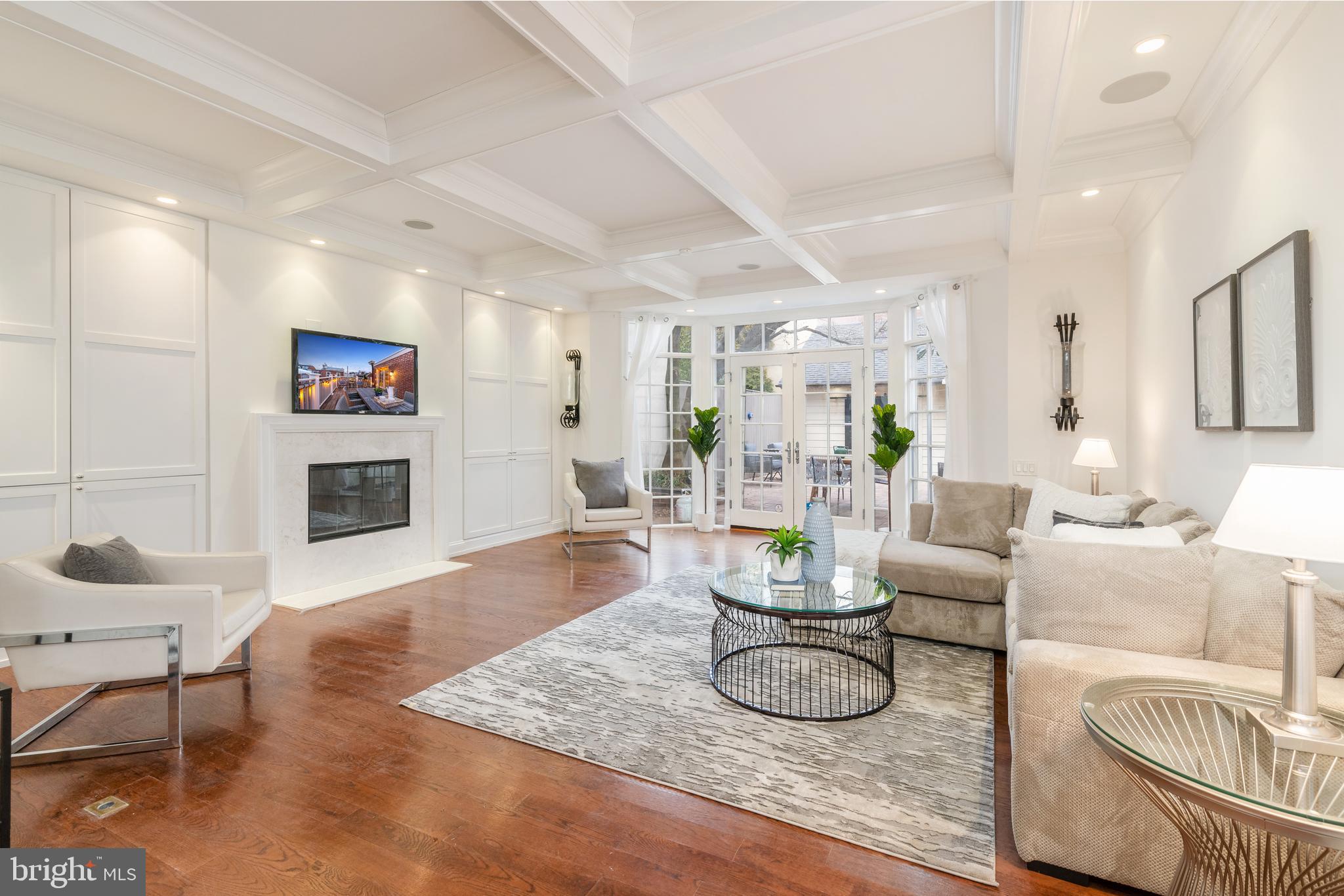 QUEEN VILLAGE - Residential