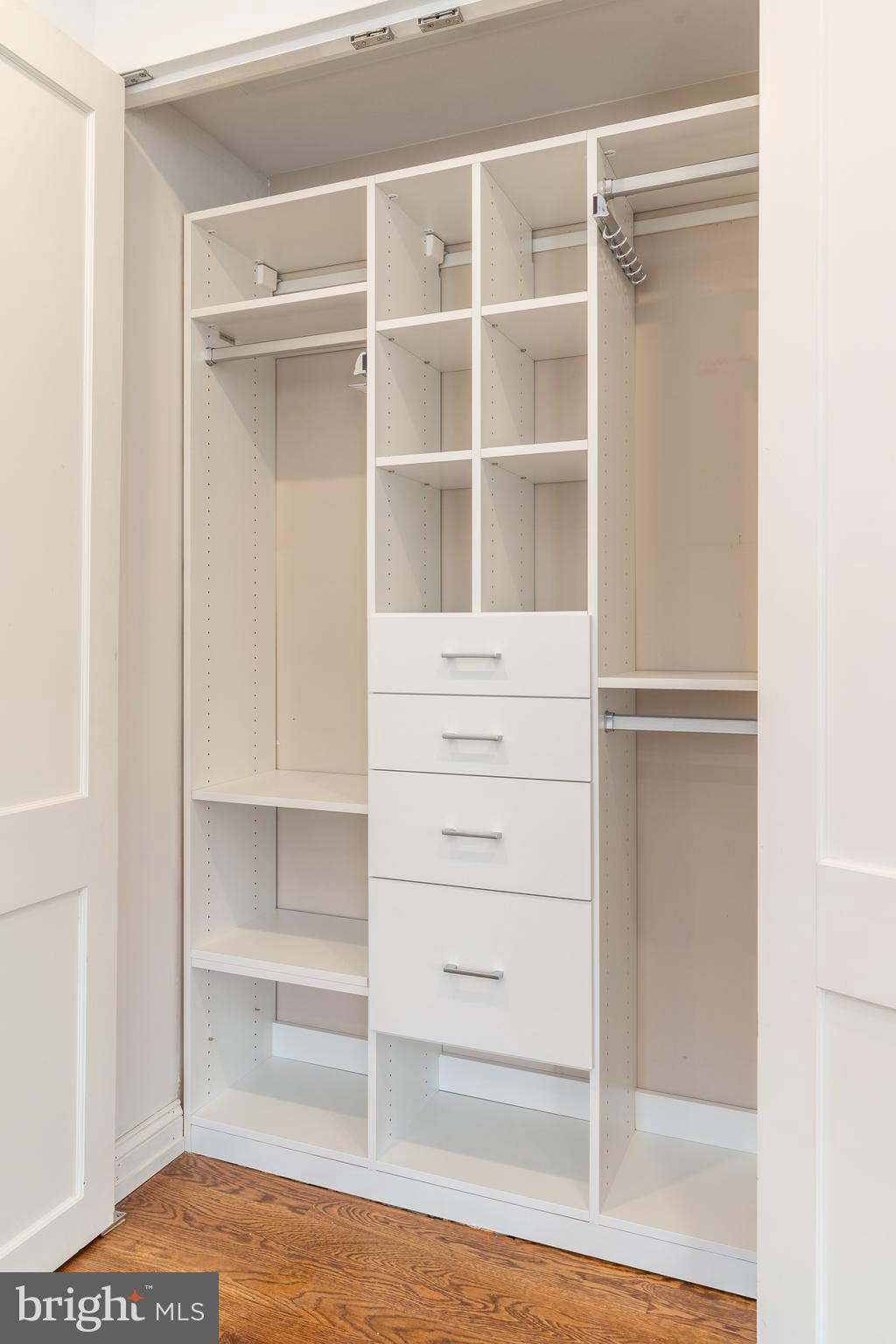 QUEEN VILLAGE - Residential