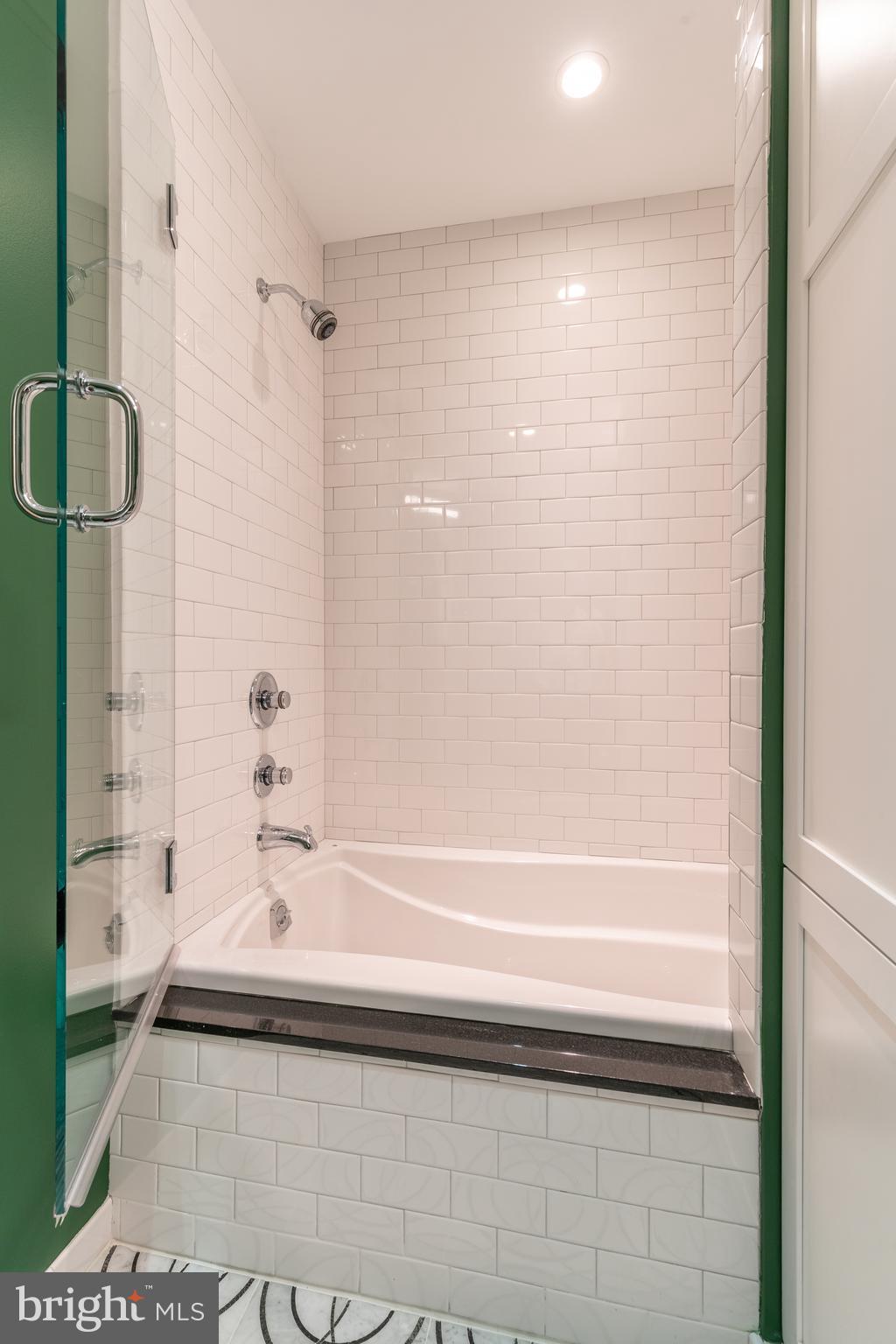 QUEEN VILLAGE - Residential