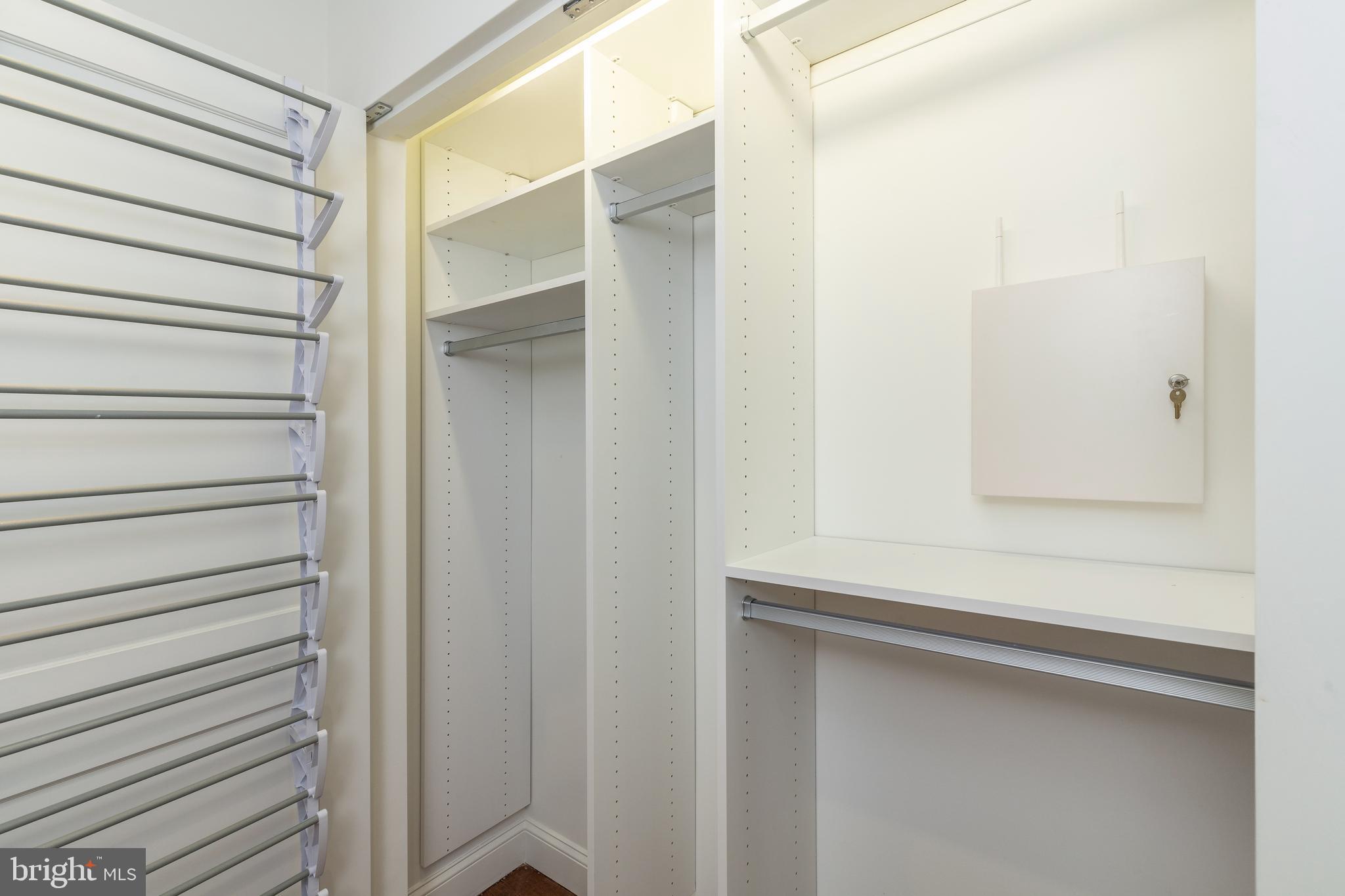 QUEEN VILLAGE - Residential