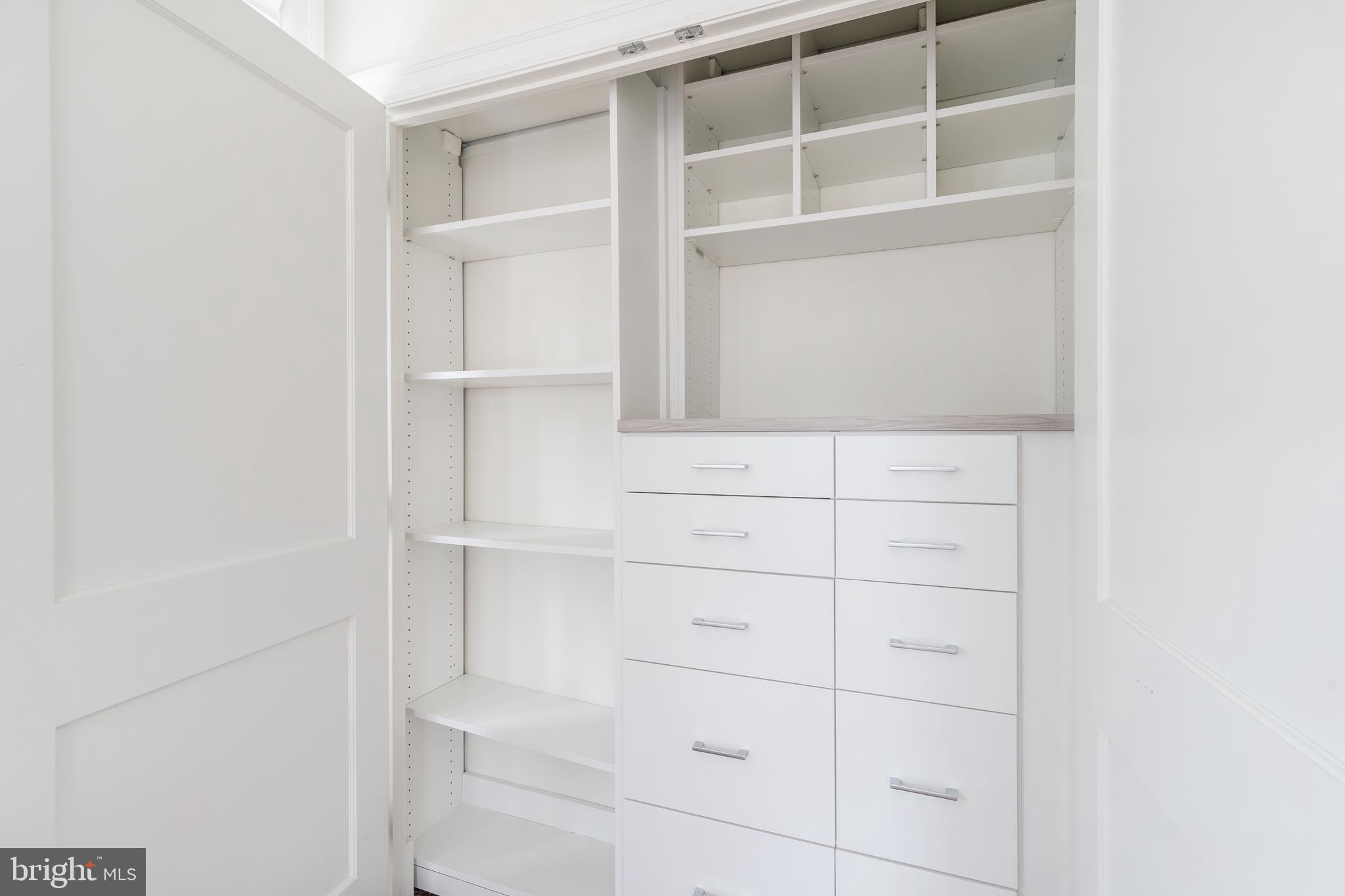 QUEEN VILLAGE - Residential