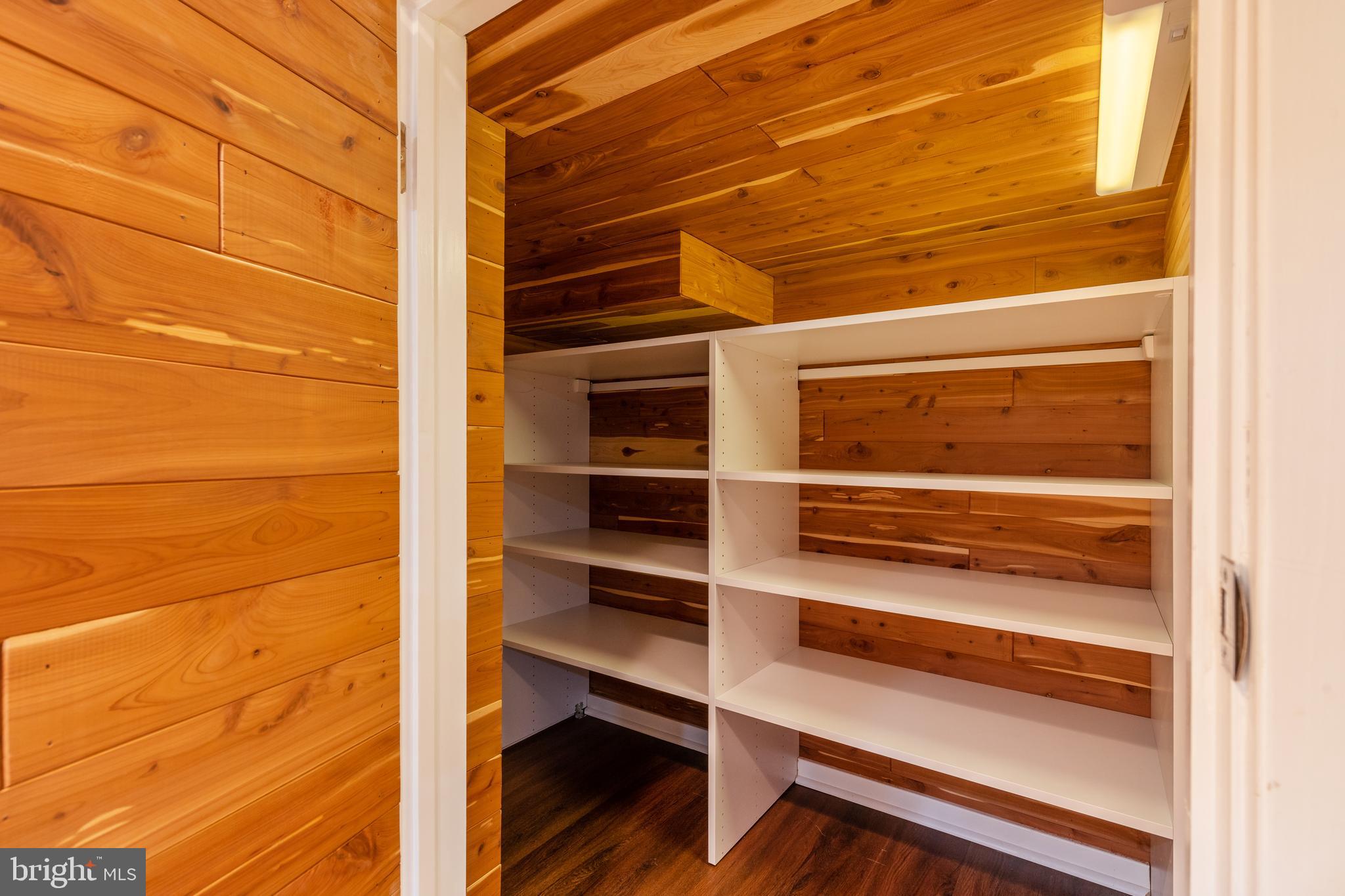 QUEEN VILLAGE - Residential