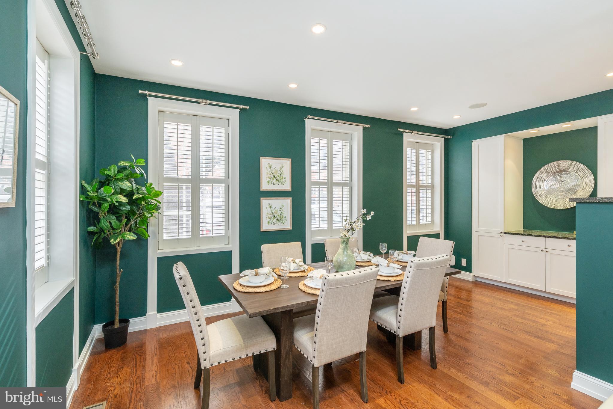 QUEEN VILLAGE - Residential