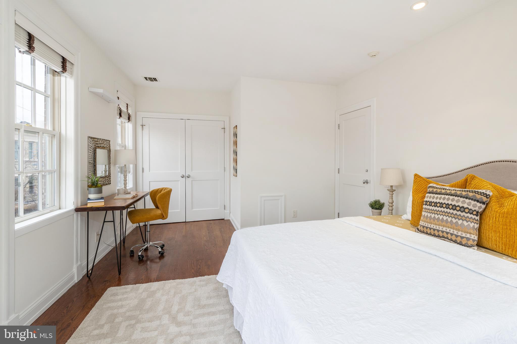 QUEEN VILLAGE - Residential