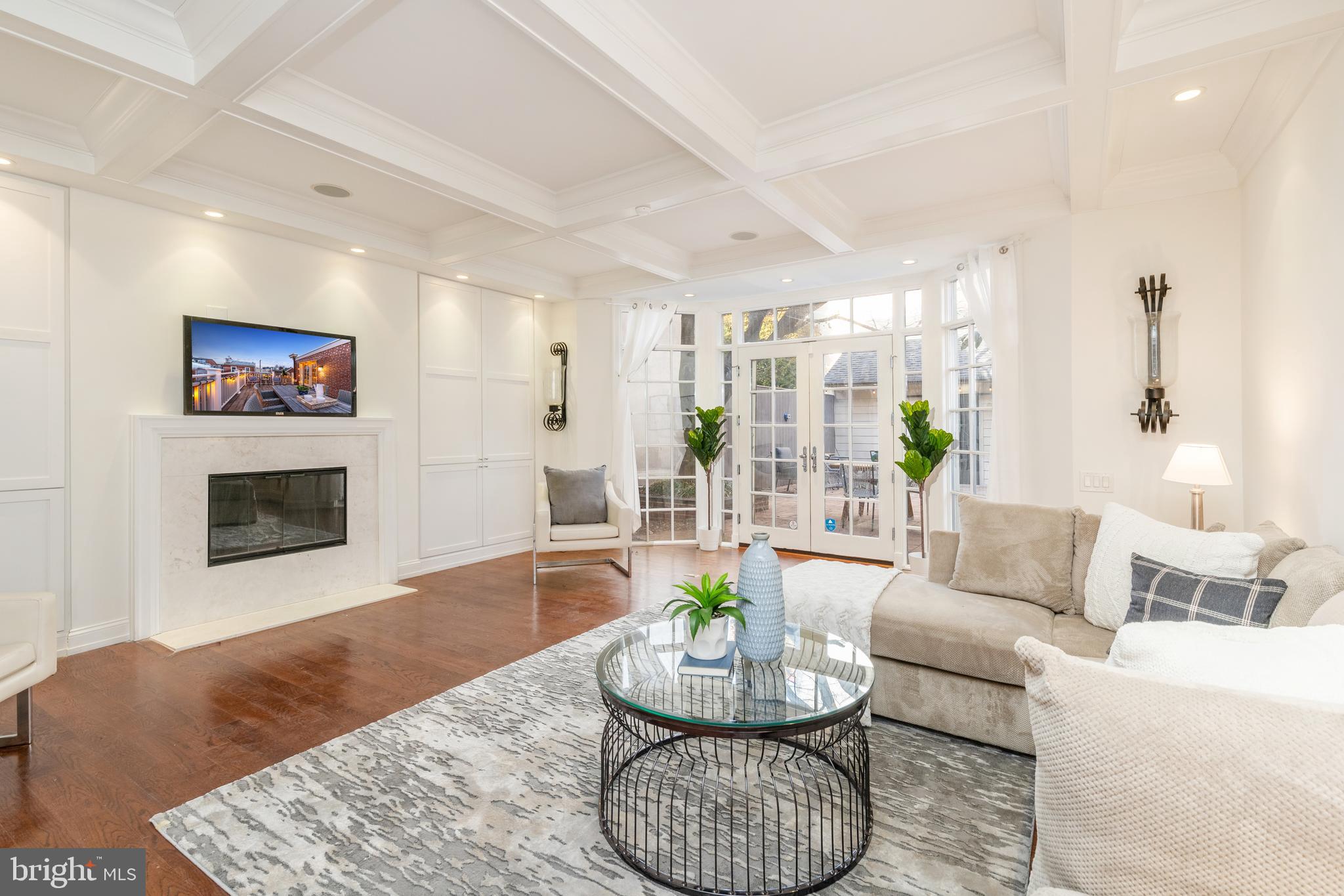 QUEEN VILLAGE - Residential