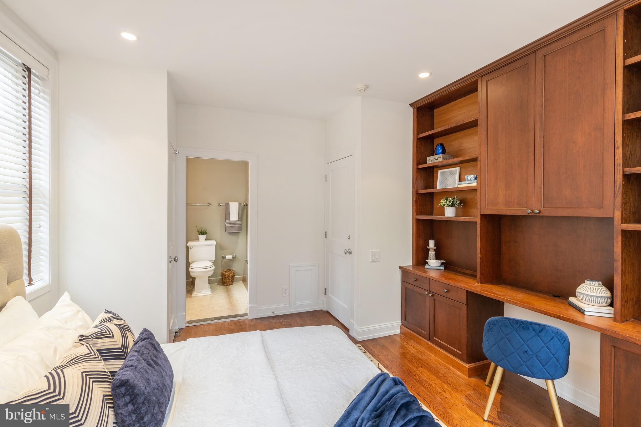 QUEEN VILLAGE - Residential