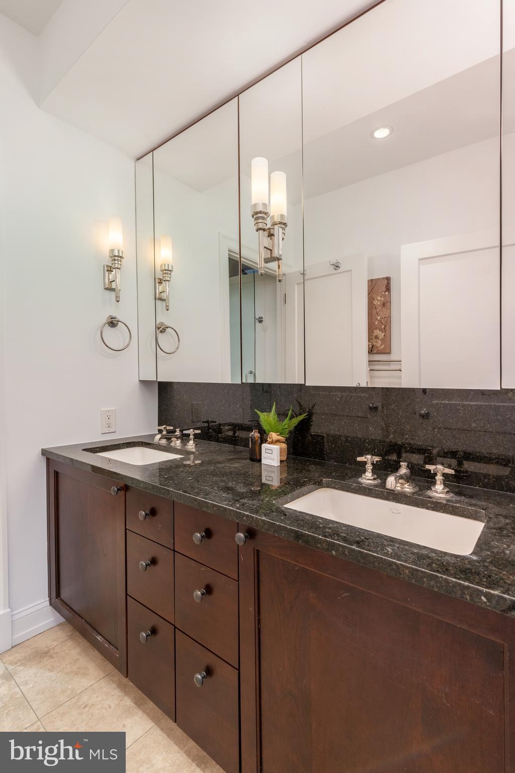 QUEEN VILLAGE - Residential