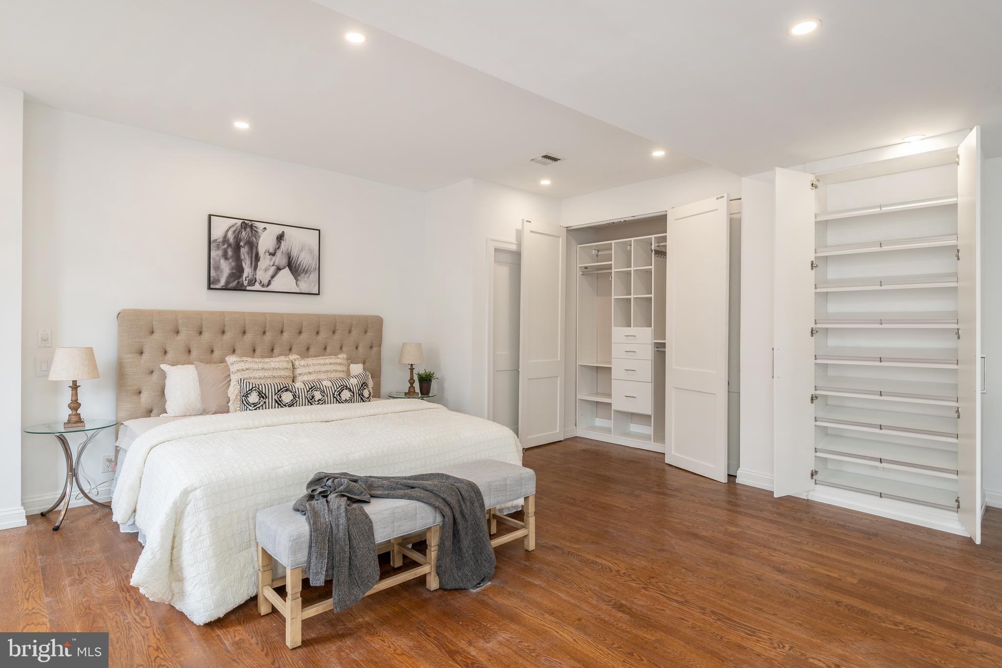 QUEEN VILLAGE - Residential