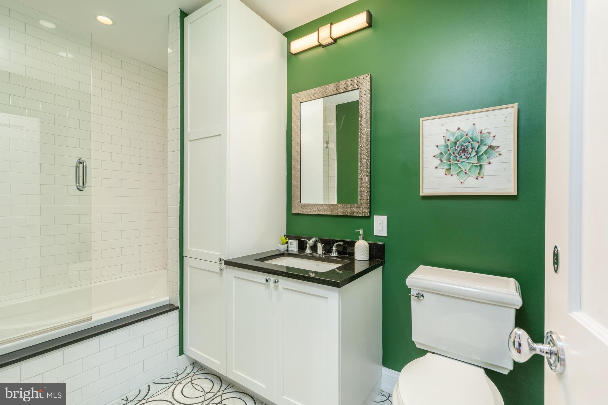 QUEEN VILLAGE - Residential