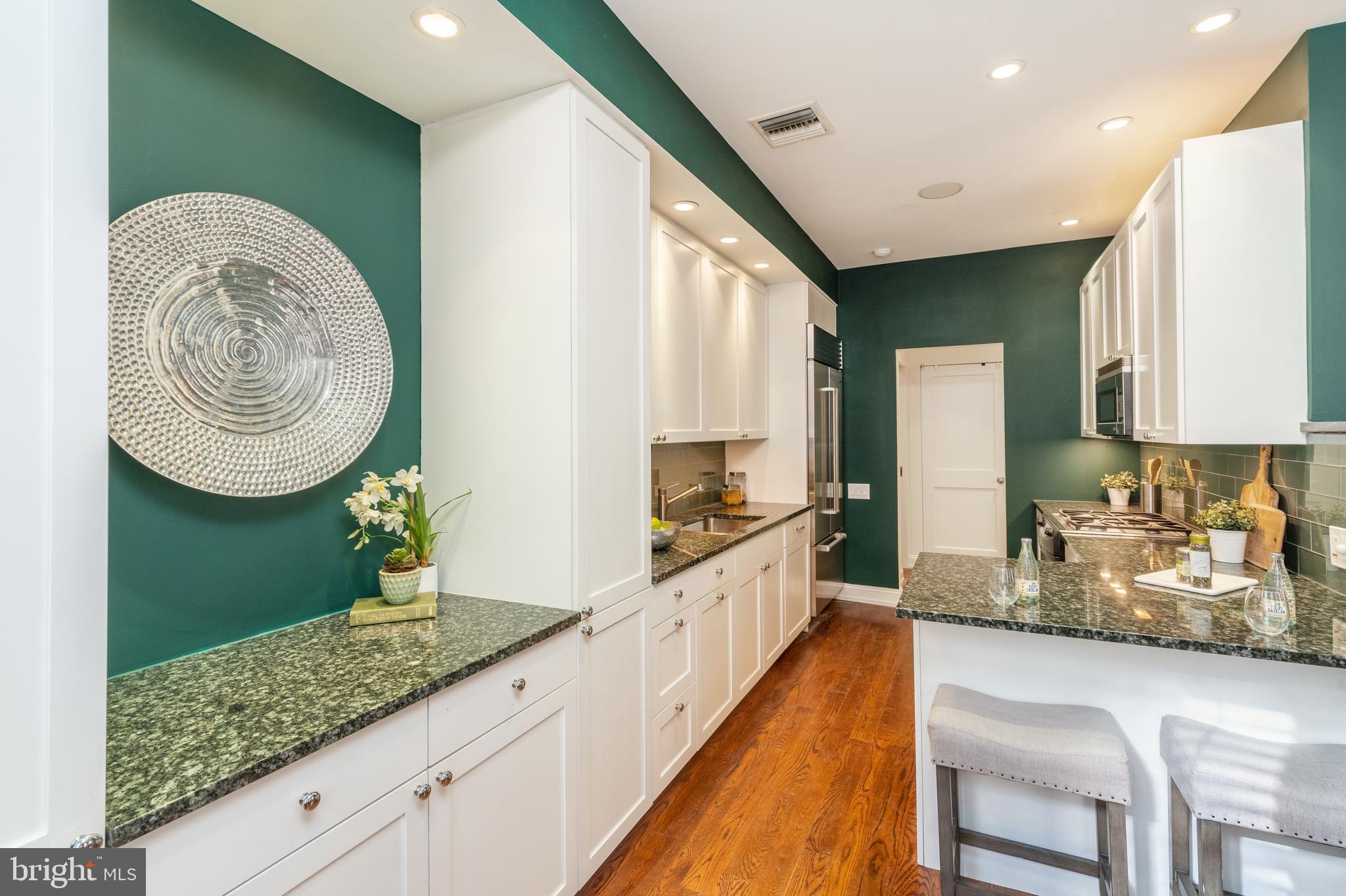 QUEEN VILLAGE - Residential